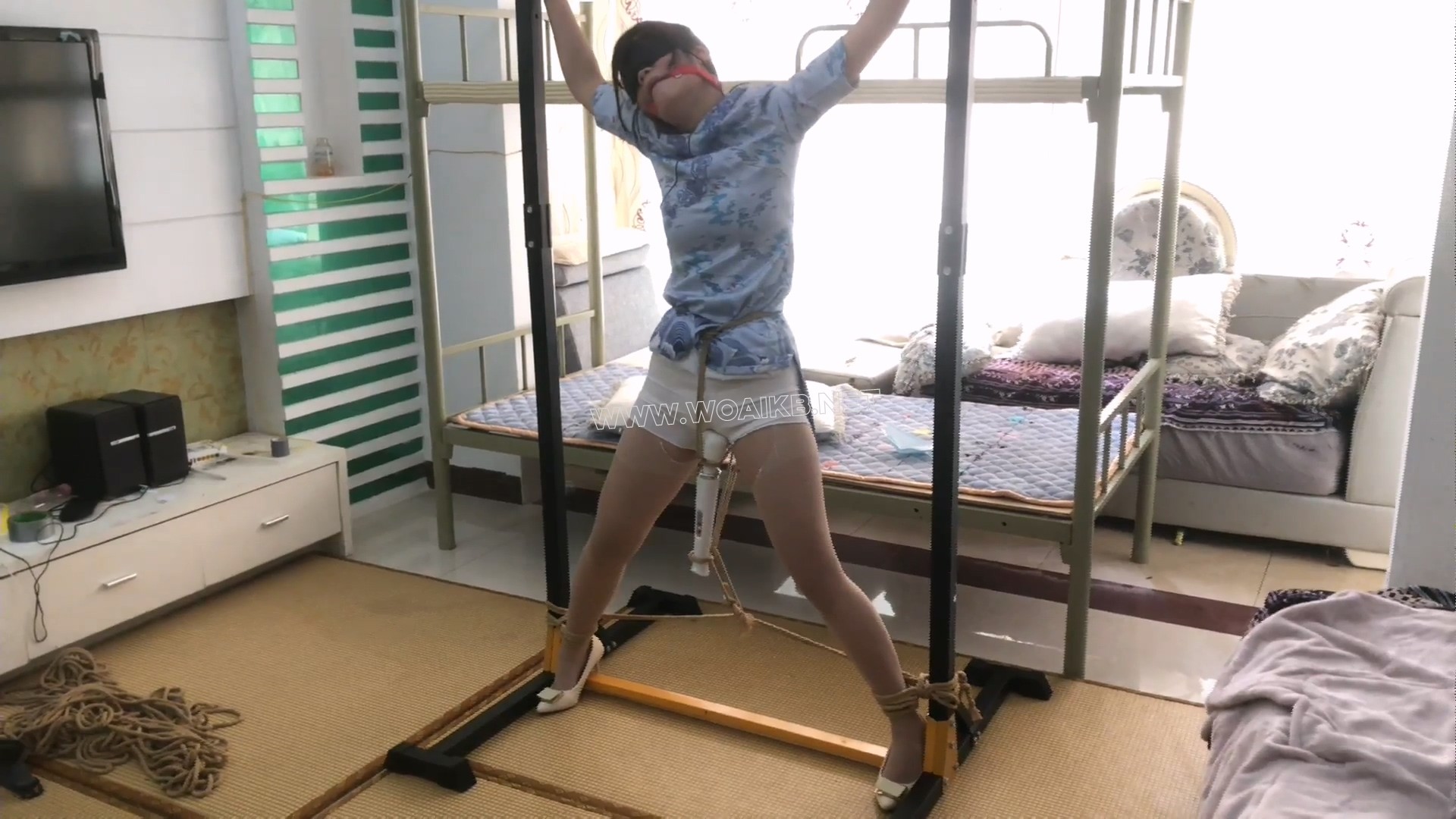 【佳怡】定拍 旗袍肉丝+高跟鞋 女孩回家被坏人用枪威胁 女孩无力反抗被捆了起来棒... 预览图 14