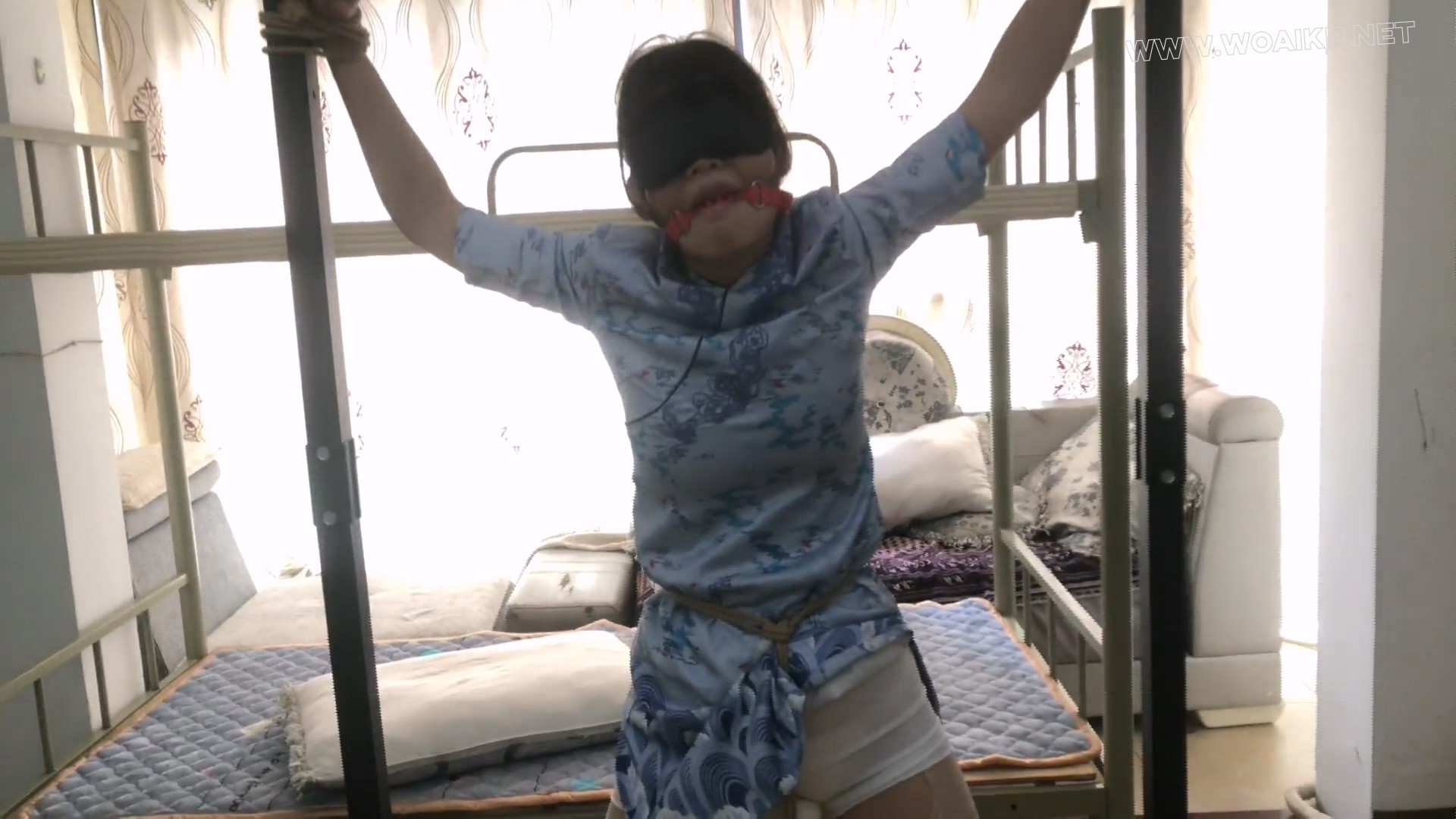 【佳怡】定拍 旗袍肉丝+高跟鞋 女孩回家被坏人用枪威胁 女孩无力反抗被捆了起来棒... 预览图 16