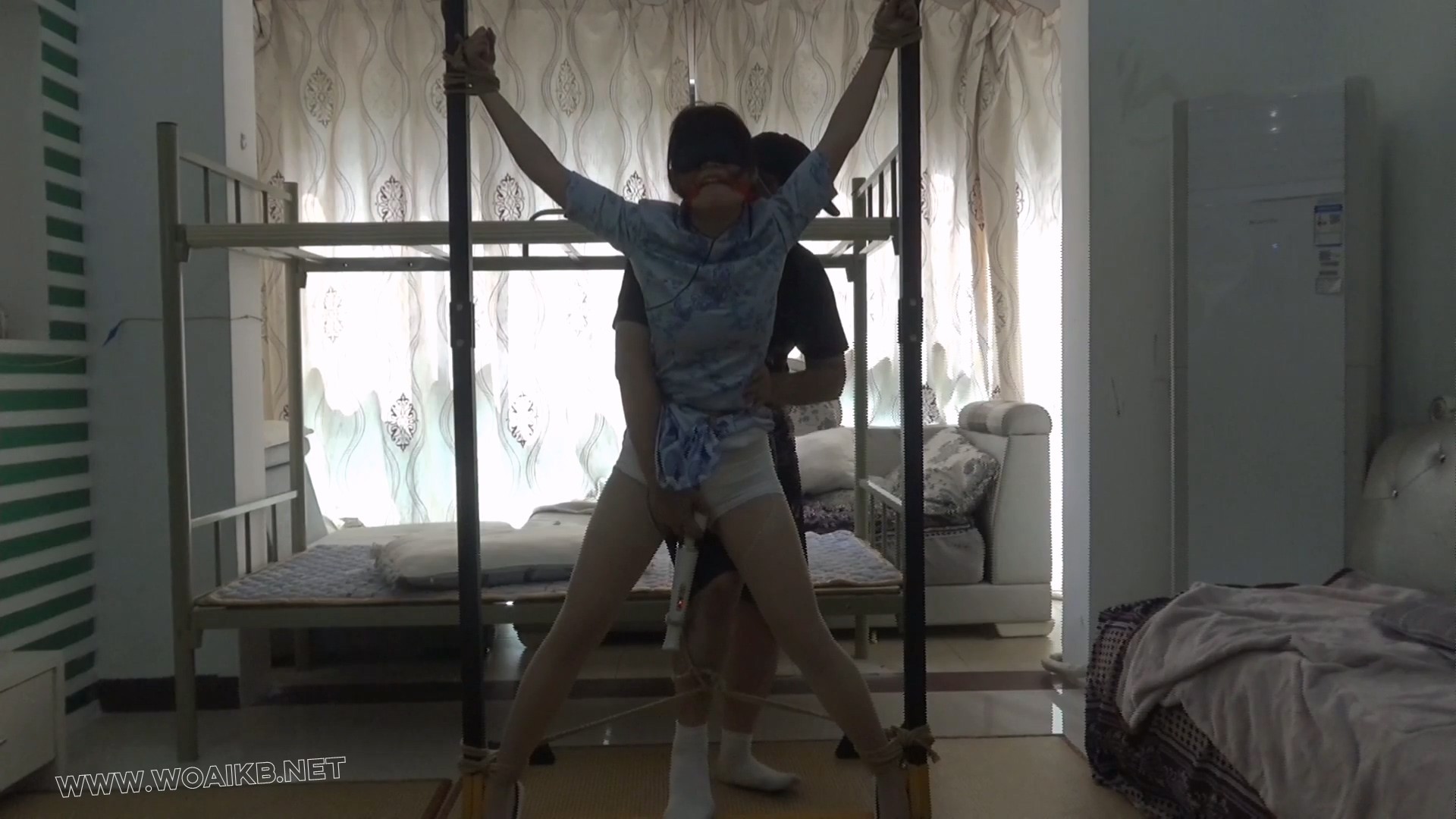 【佳怡】定拍 旗袍肉丝+高跟鞋 女孩回家被坏人用枪威胁 女孩无力反抗被捆了起来棒... 预览图 17