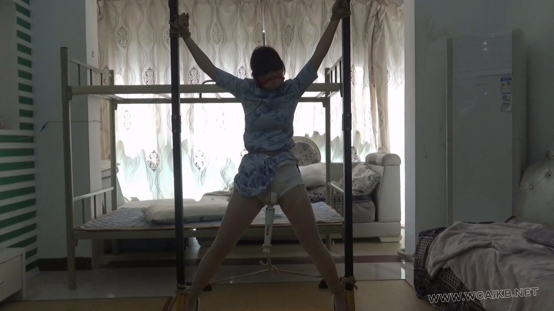 【佳怡】定拍 旗袍肉丝+高跟鞋 女孩回家被坏人用枪威胁 女孩无力反抗被捆了起来棒... 预览图 19