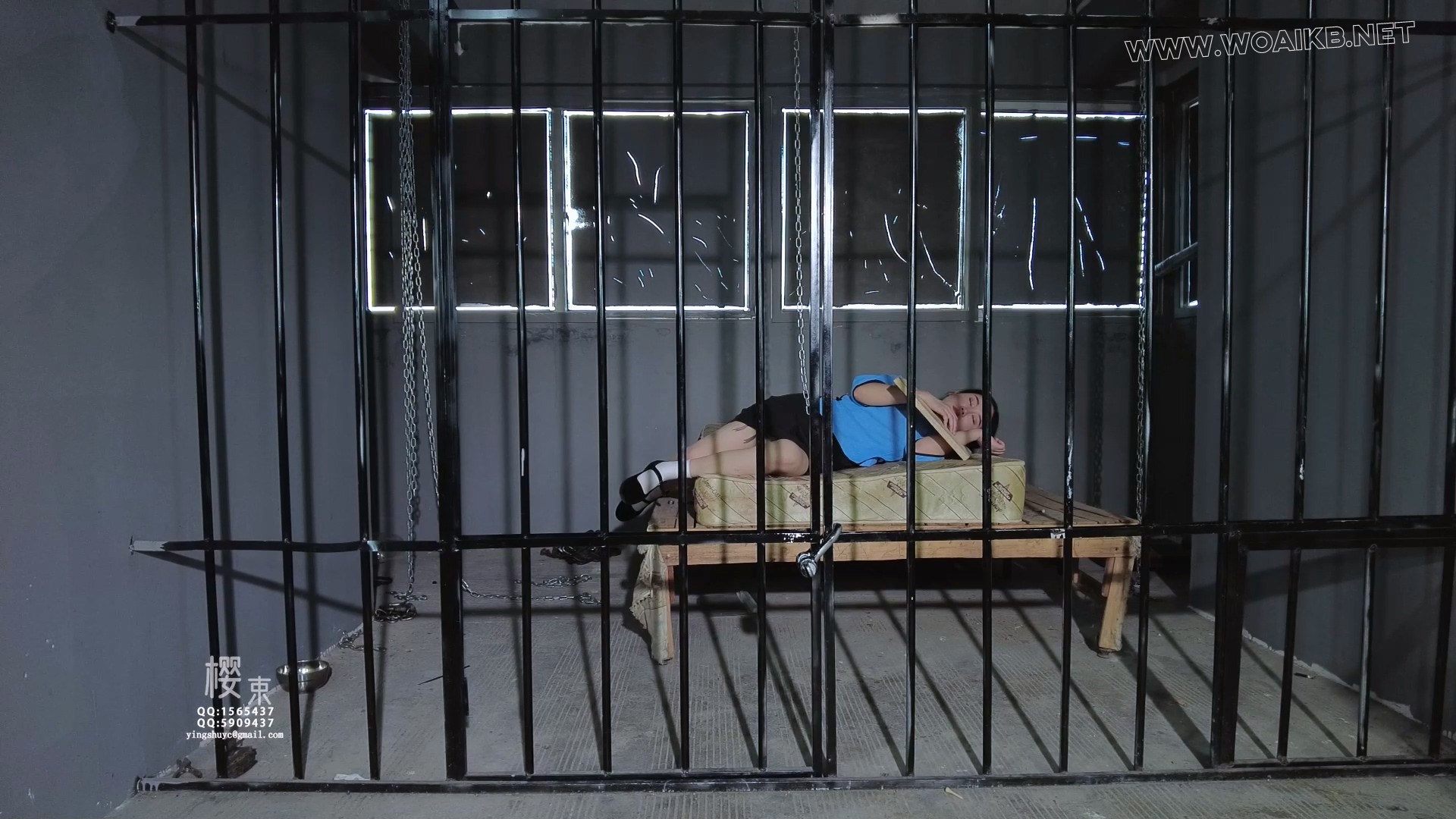 牢房铁栏大字捆绑女学生鞭打酷刑审讯！跳蛋棒棒刺激羞辱强G！鞭打！拶指夹手牙签戳…
