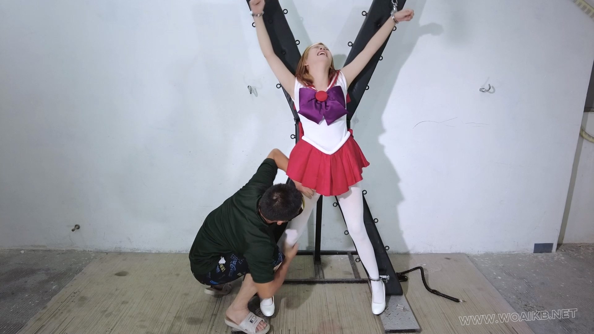 cos美少女战士！落入反派的美少女战士被残忍的羞辱折磨！棒棒强震手指入体强高！鞭... 预览图 3