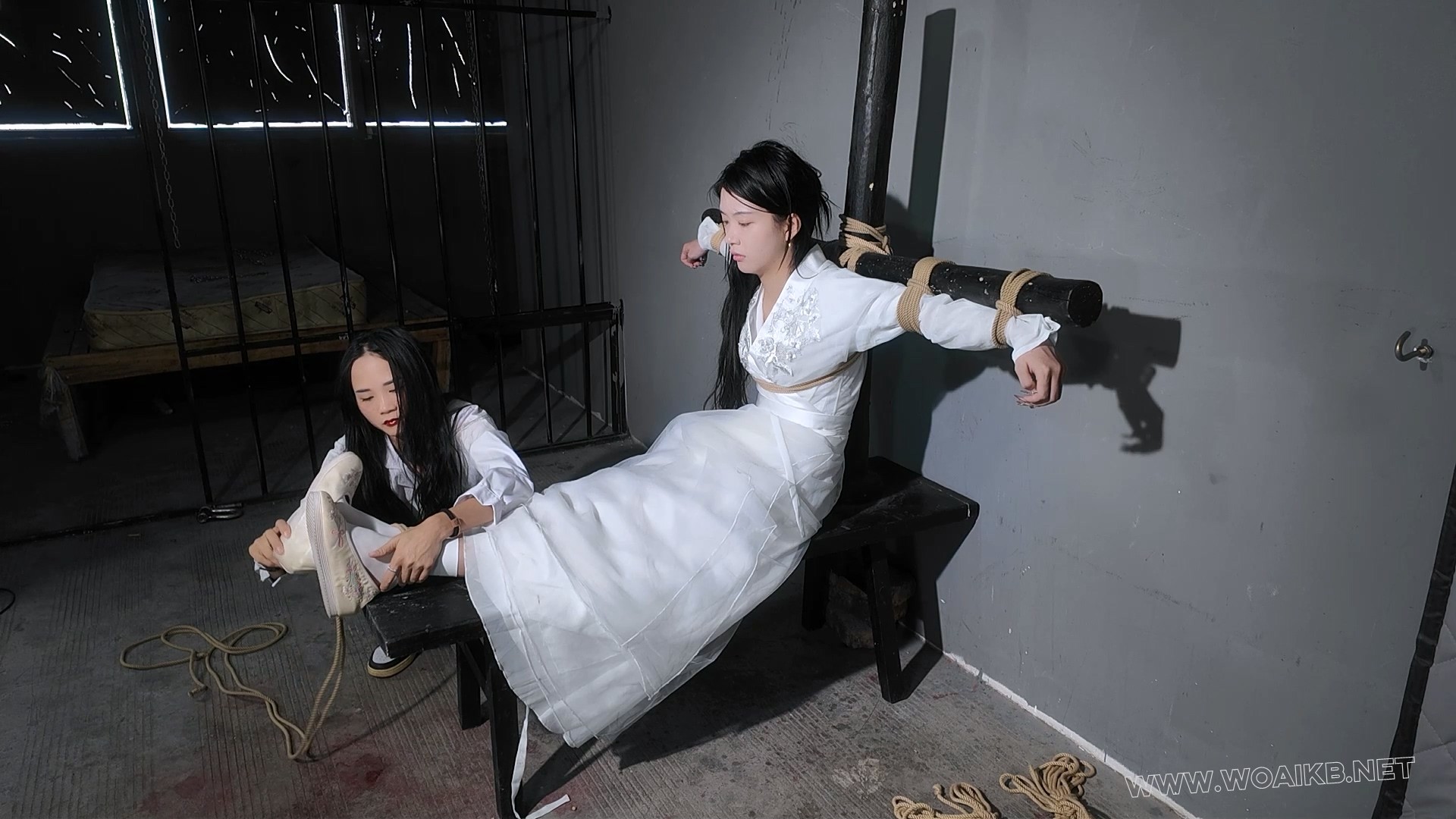 古装白袜！老虎凳上狂挠白袜脚心！棒棒刺激强G！电击疼的嗷嗷叫！  《第5号试药者... 预览图 6