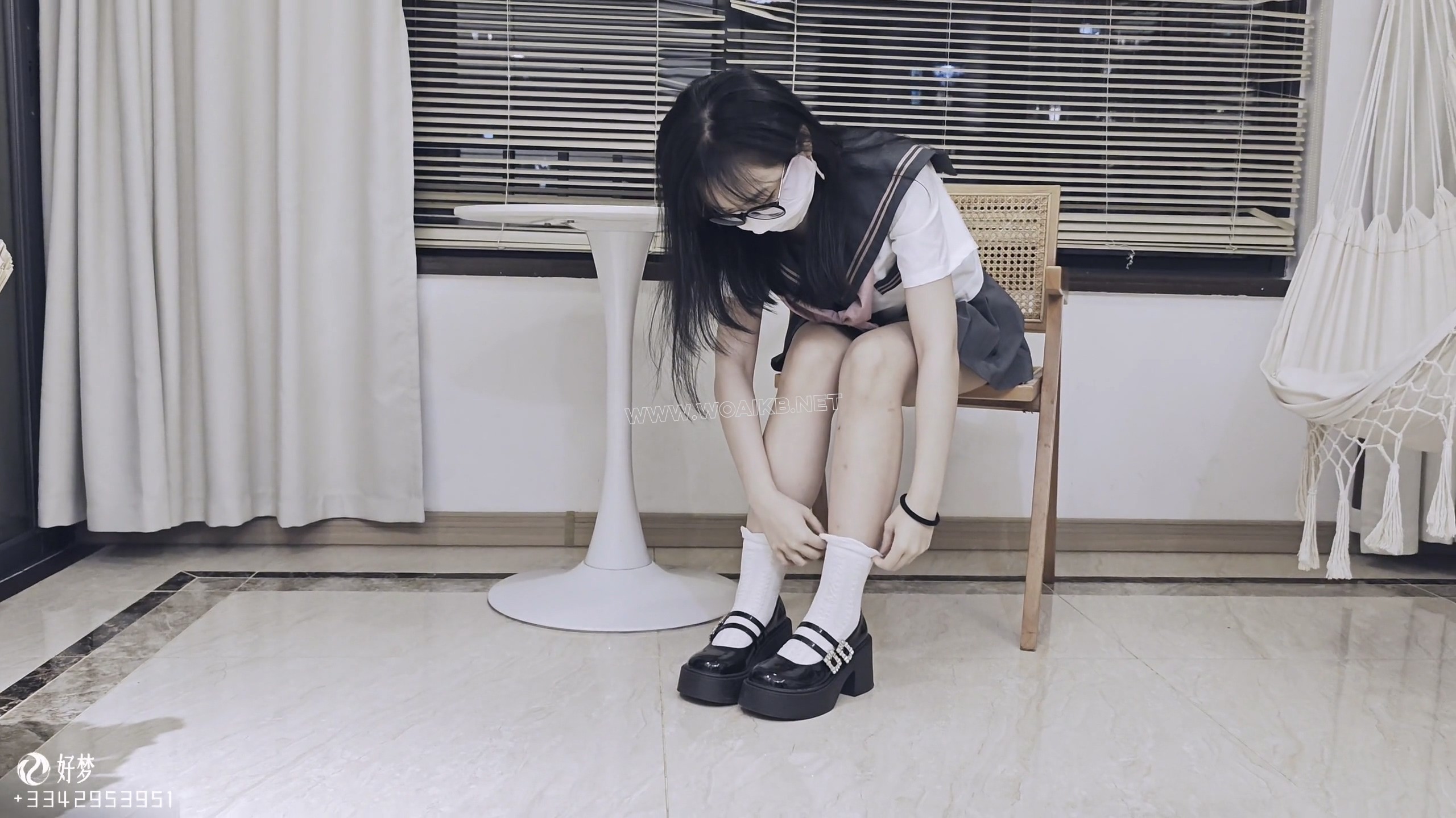 可爱乖巧的小萝莉，好不容易才争取到的，身体轻柔易推倒，天气冷还穿着JK，帮她涂…