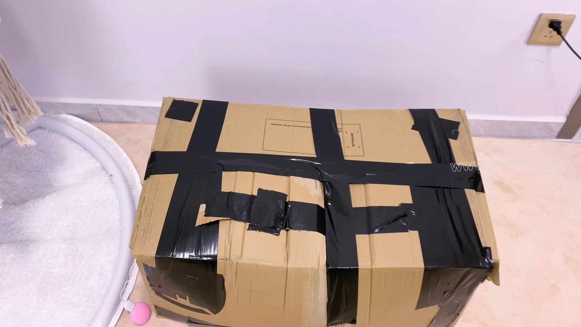 《快递惊魂》-开门回家看到一个箱子还有动静+开启开关原来里面装了个妹妹+一段时间…