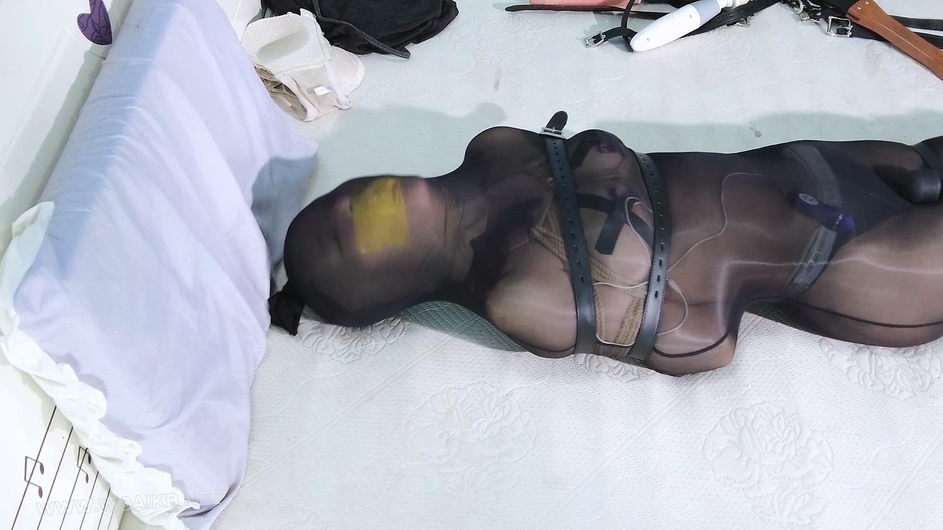 媚药销魂！胶带封嘴丝袜套头！大尺度玩具刺激强G！套上全包丝袜皮带禁锢！SP翘臀  ... 预览图 11