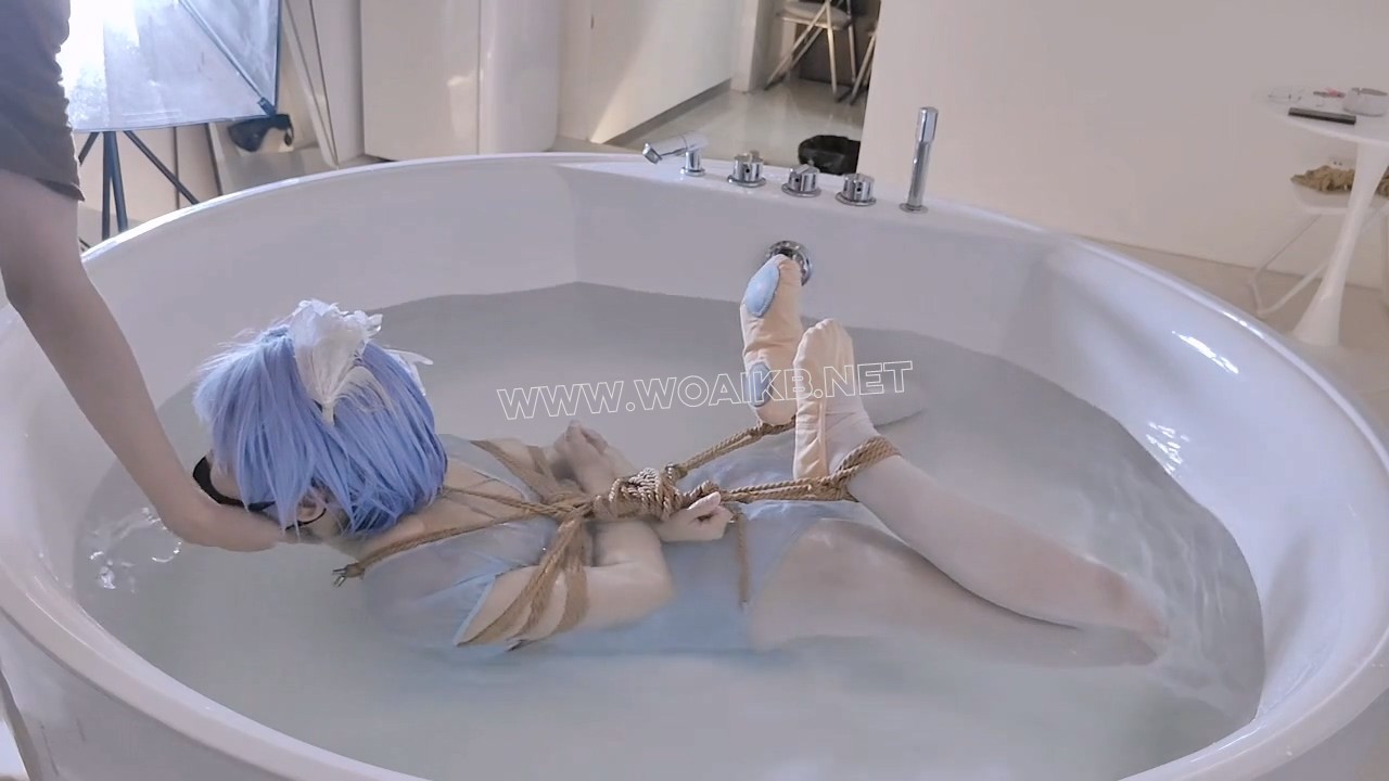 海砂-足尖白丝芭蕾少女沦为有钱人的浴缸驷马玩具 预览图 16