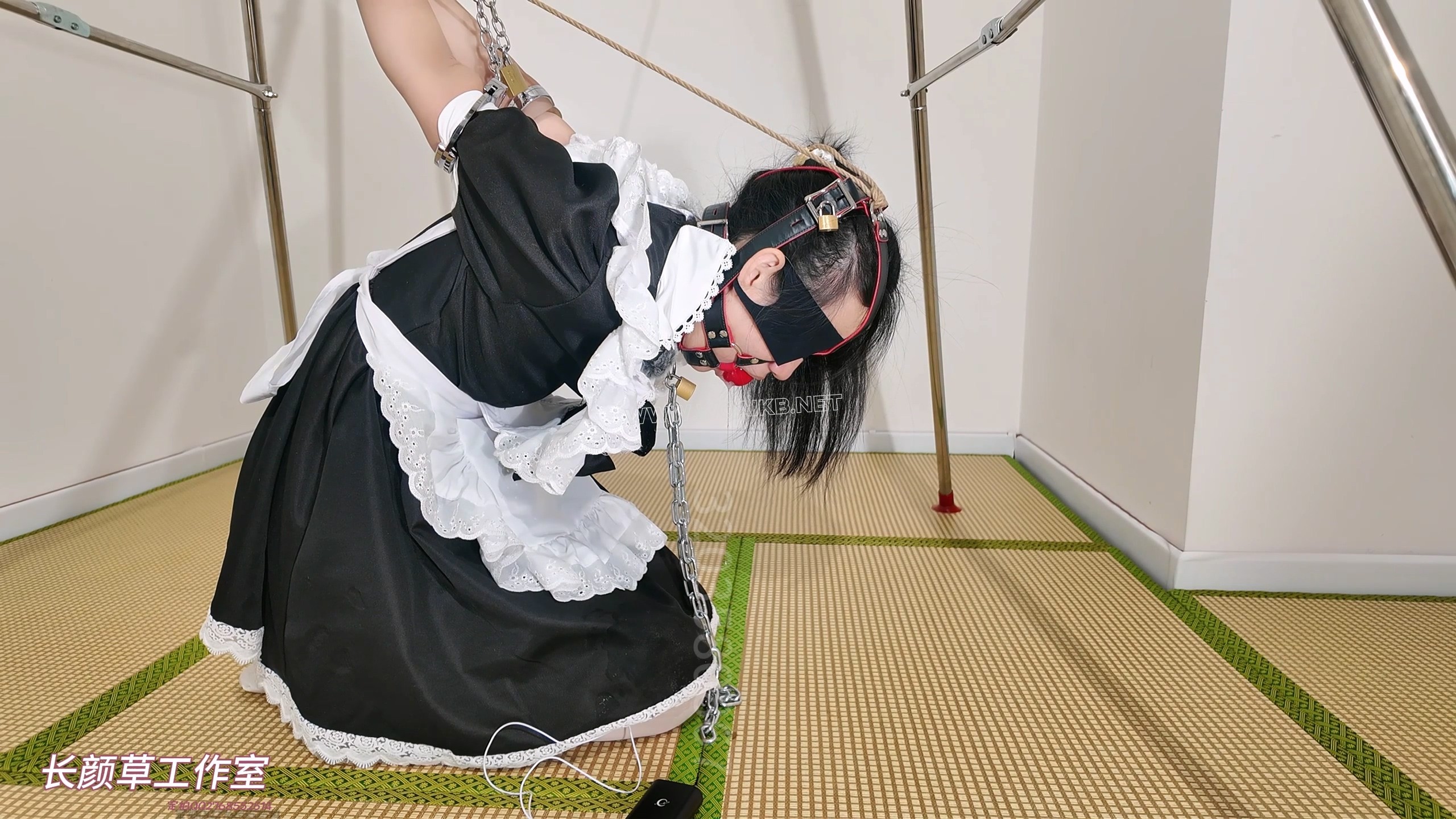 霜喵3小时囚禁调教加公厕调教上集 电击 小玩具爽的全身抽搐 镣铐 封耳 口球 蒙眼 ... 预览图 20