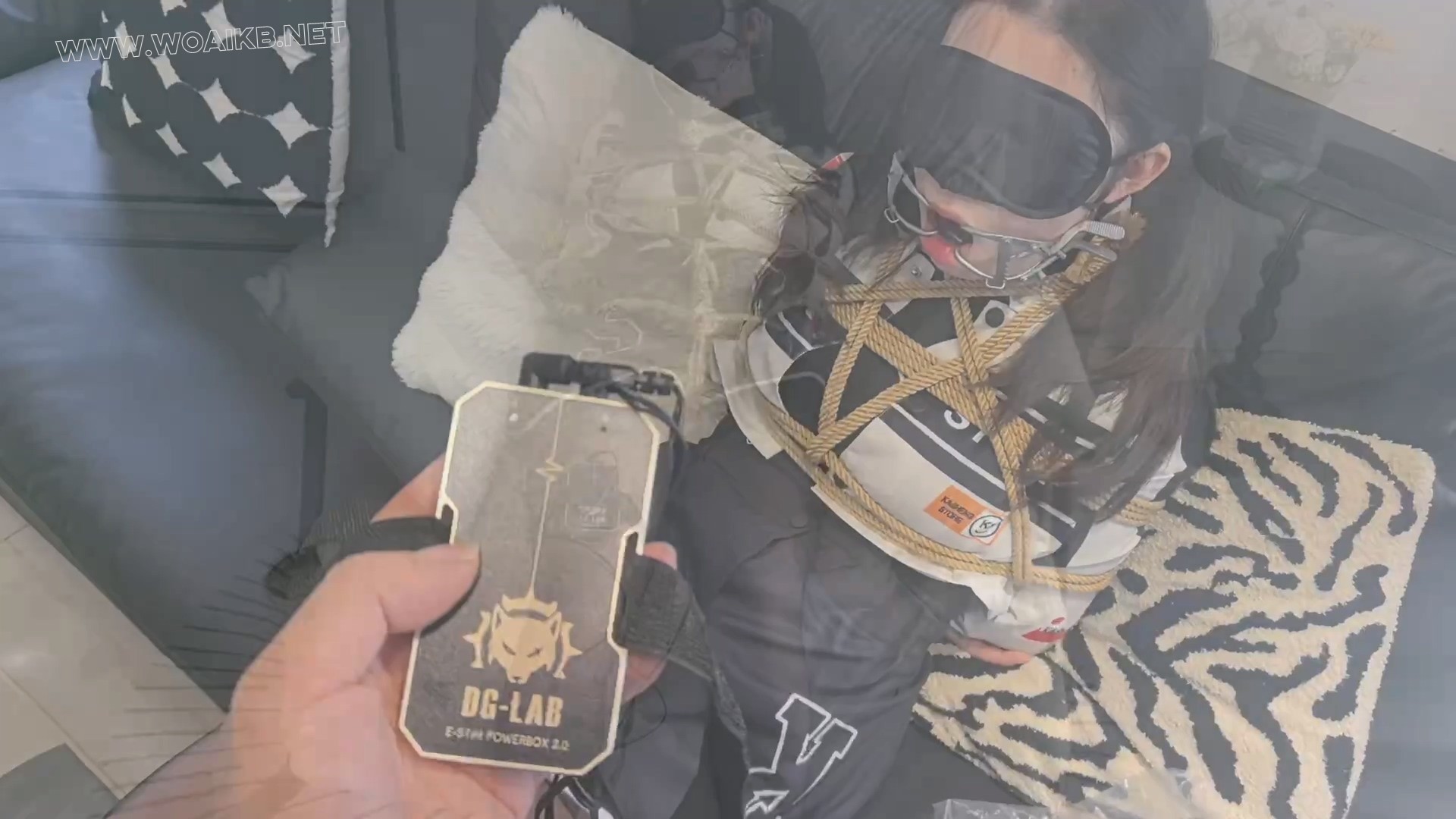 【FXX-SM-攸姬】约拍黑丝攸姬 无内体验内置震动 分析强糕不同 开口器释放口水 电击... 预览图 14