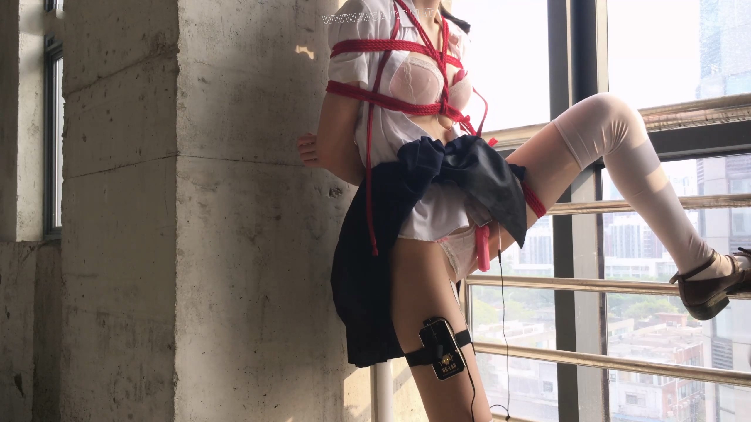 【尤美加奈】废墟最终章！双马尾白丝JK被羞耻调教 窗边调教+独自放置+郊狼+蒙眼堵... 预览图 6