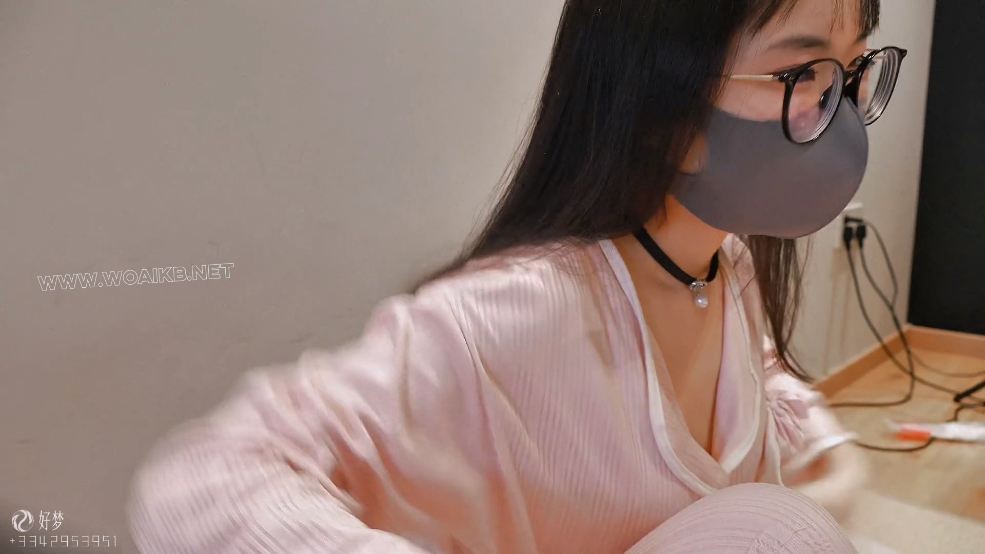 愿赌服输还是好女孩，裸足TK，白袜睡衣，嫩嫩的脚白里透红，撸猫手套，涂满了润滑…