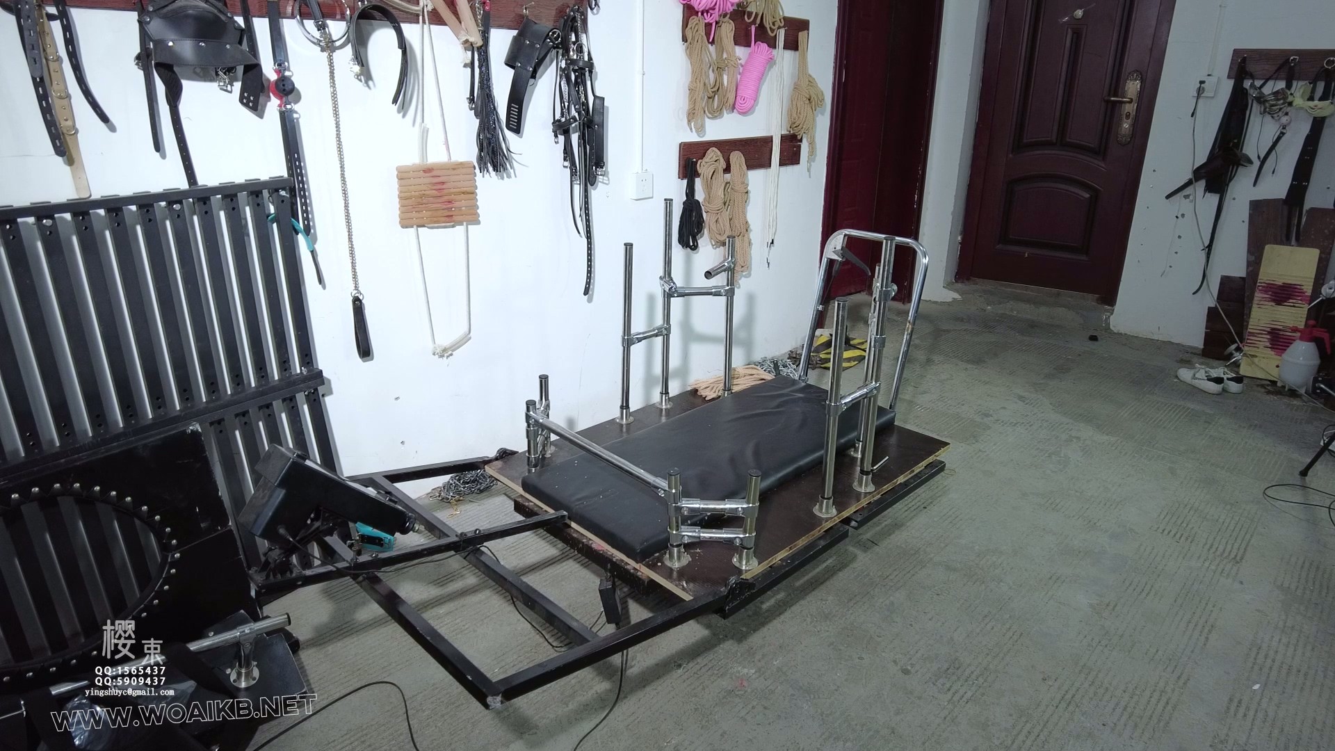 刑架固定绳子绑脚趾无法动弹狂挠脚心折磨！狠狠抽打脚心和屁屁！炮击强力输出强G! …