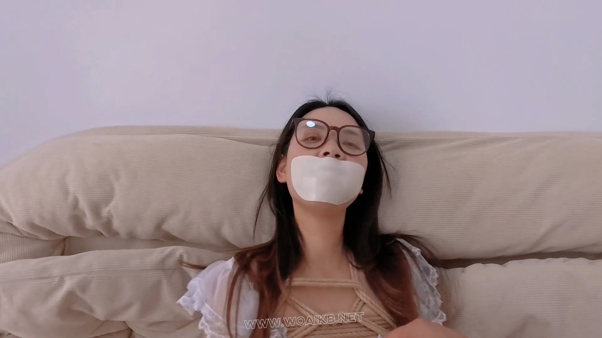 小美女约绳师把自己绑成男朋友喜欢的样子作为圣诞礼物（情趣婚纱纱布胶贴堵嘴乳铃T... 预览图 10