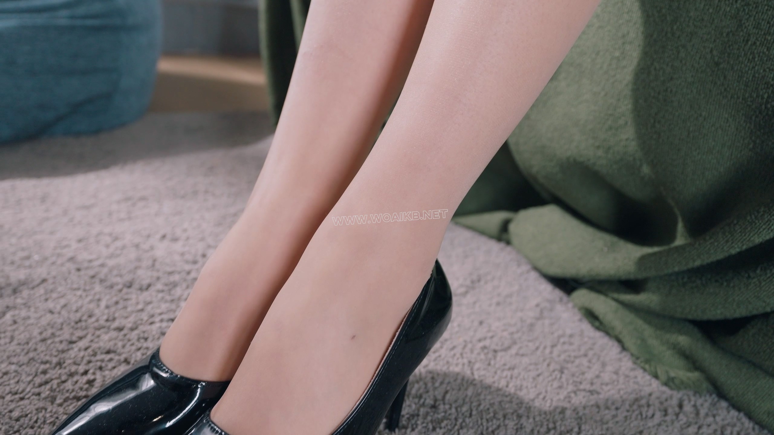 《美女空姐劫持记4》丝足控的福利！！美女空姐被骗参加面试，被咸猪手摸丝袜腿，逃... 预览图 1