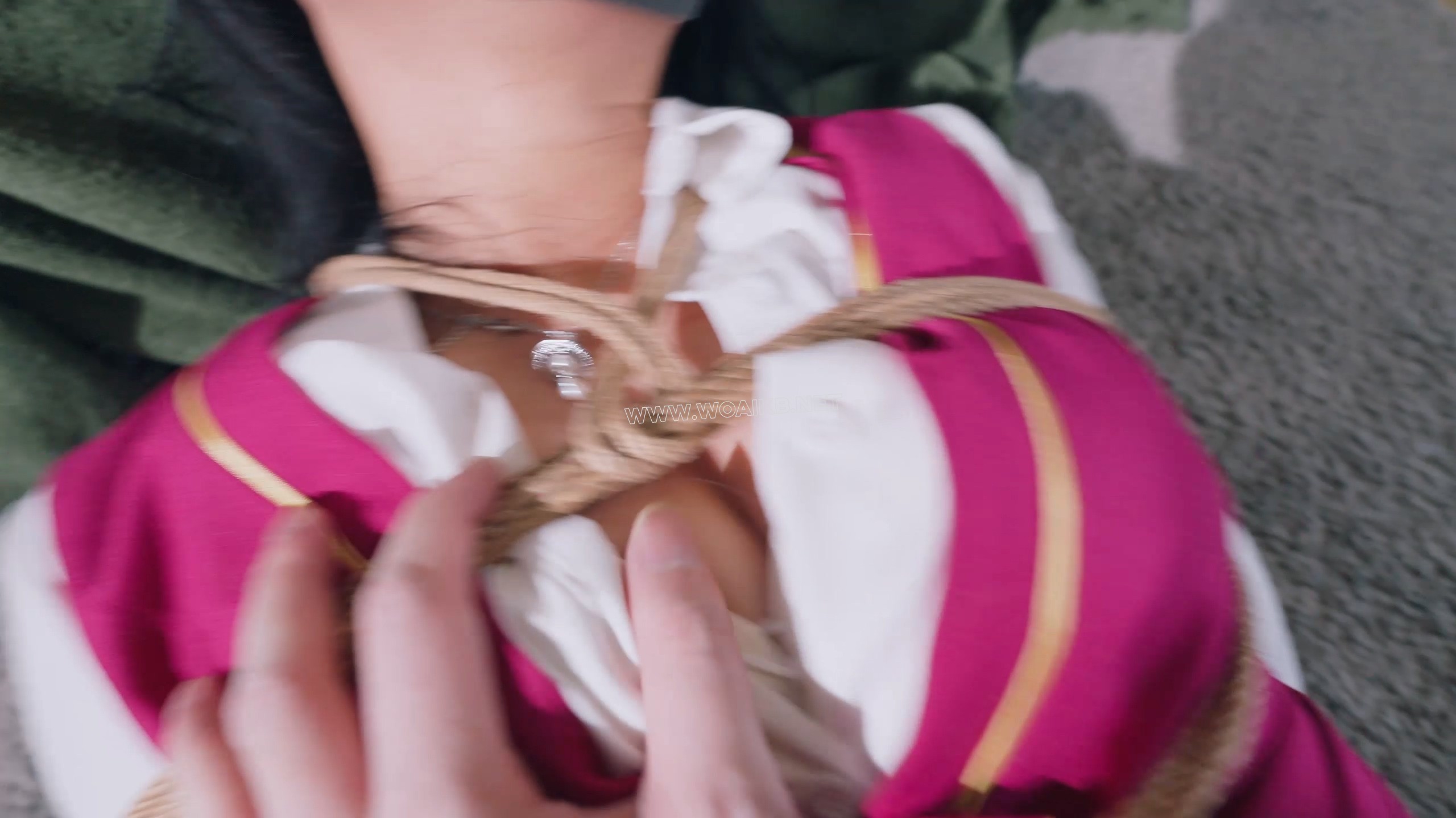 《美女空姐劫持记4》丝足控的福利！！美女空姐被骗参加面试，被咸猪手摸丝袜腿，逃... 预览图 15