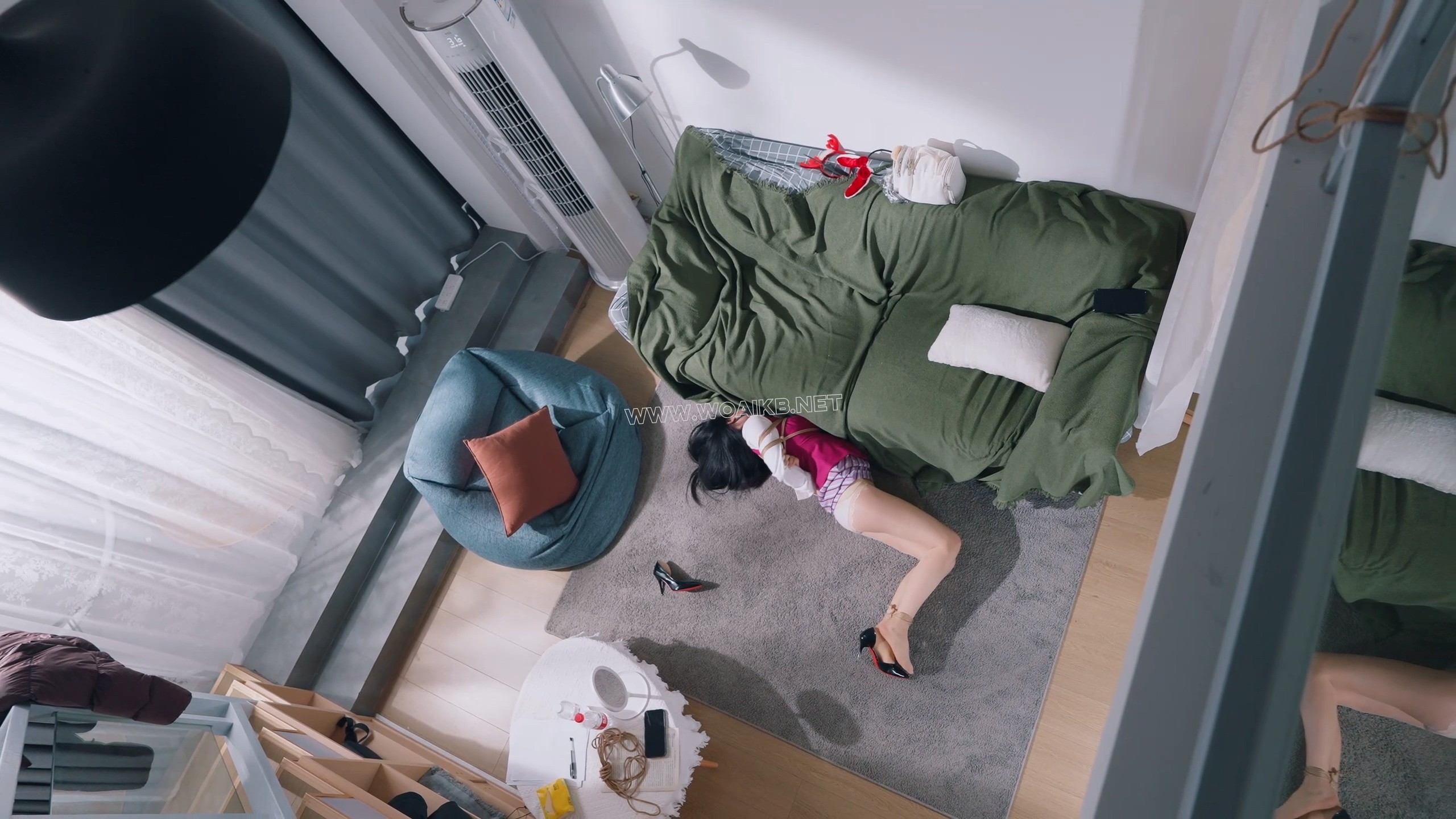 《美女空姐劫持记4》丝足控的福利！！美女空姐被骗参加面试，被咸猪手摸丝袜腿，逃... 预览图 19