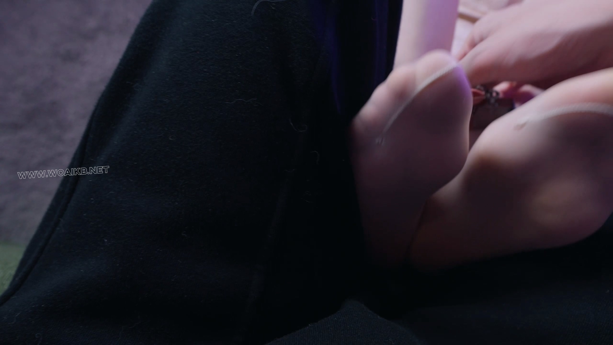 《落入面试陷阱的妹子3》上次抓住的妹子迎来的新一天，穿上白色长筒靴+油亮白丝，... 预览图 15