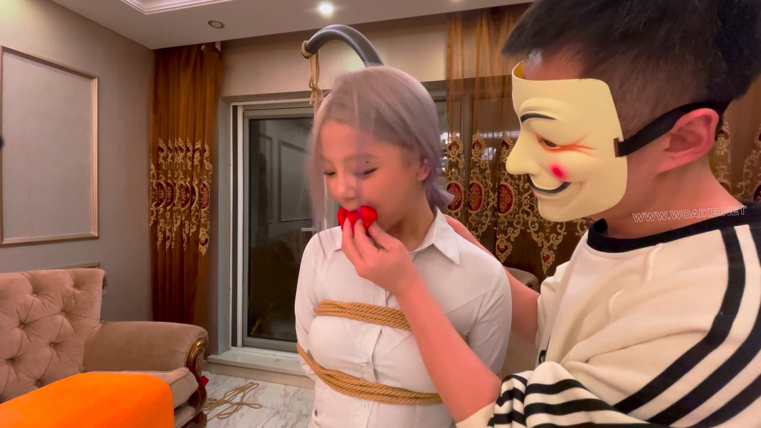 吊起晓涵 解开衣扣 鲜嫩的白兔映入眼帘 用脚解锁手机求救 被发现后 用大棒惩罚强高