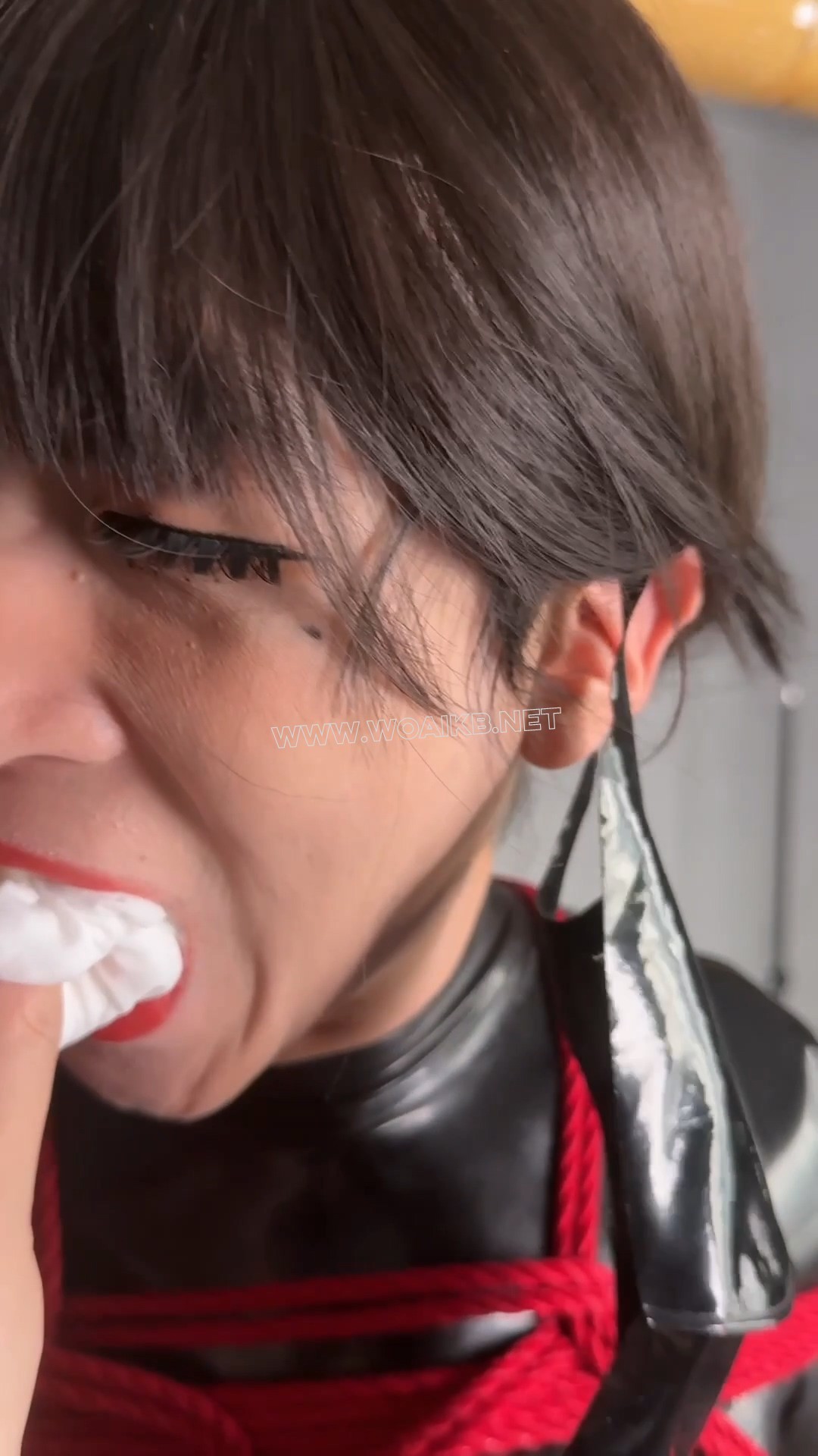 胶衣女郎跳弹放置，堵嘴蒙眼严厉鼻责 预览图 1