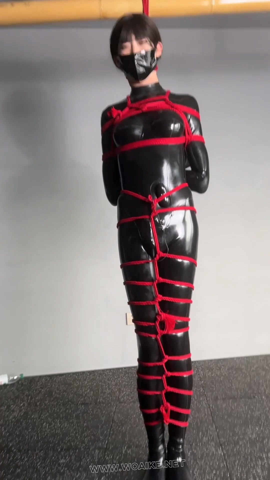 胶衣女郎跳弹放置，堵嘴蒙眼严厉鼻责 预览图 3