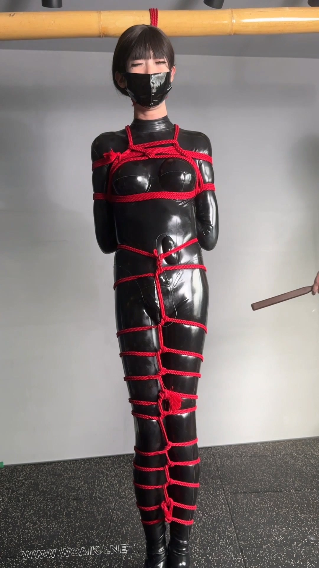 胶衣女郎跳弹放置，堵嘴蒙眼严厉鼻责 预览图 4