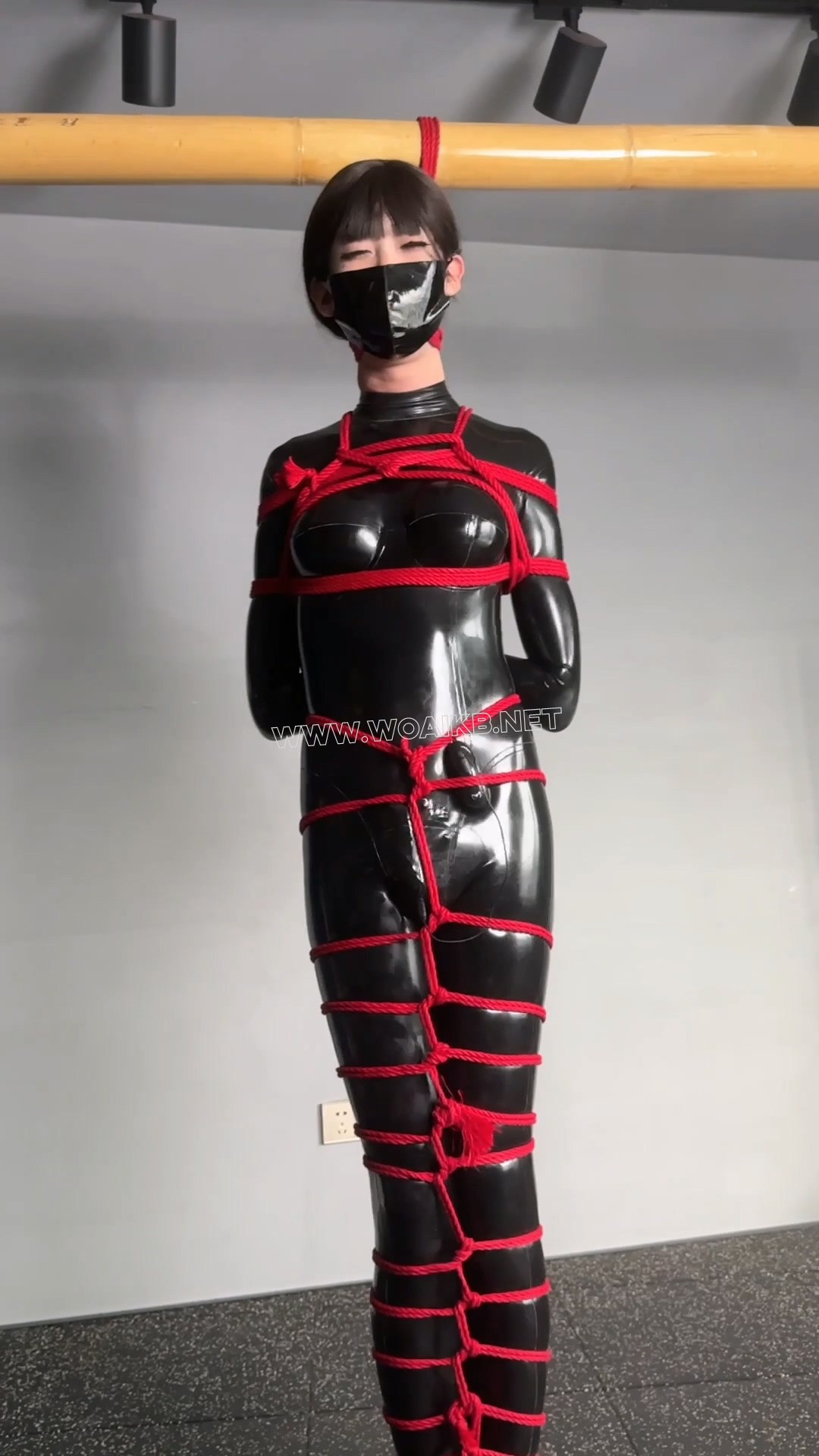 胶衣女郎跳弹放置，堵嘴蒙眼严厉鼻责 预览图 6