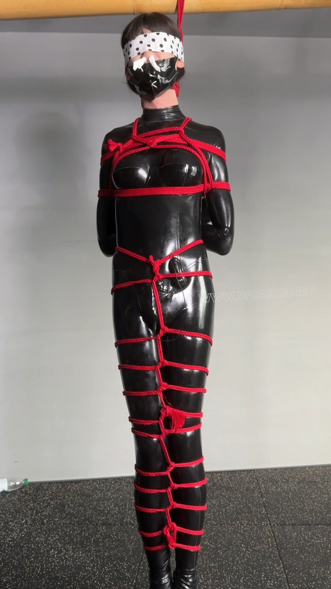 胶衣女郎跳弹放置，堵嘴蒙眼严厉鼻责 预览图 11