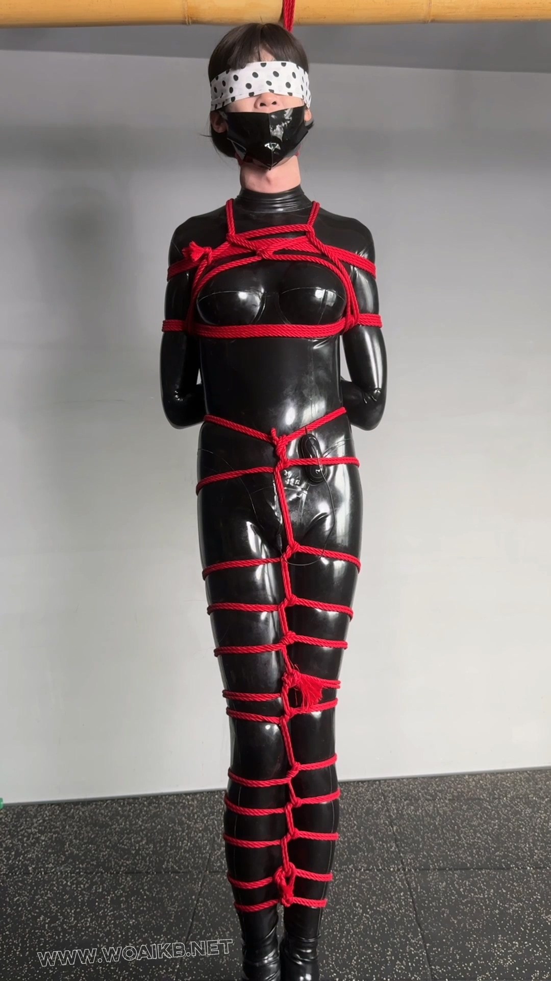 胶衣女郎跳弹放置，堵嘴蒙眼严厉鼻责 预览图 12