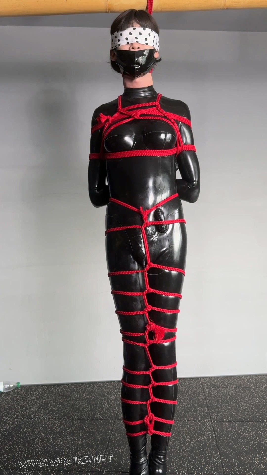 胶衣女郎跳弹放置，堵嘴蒙眼严厉鼻责 预览图 15