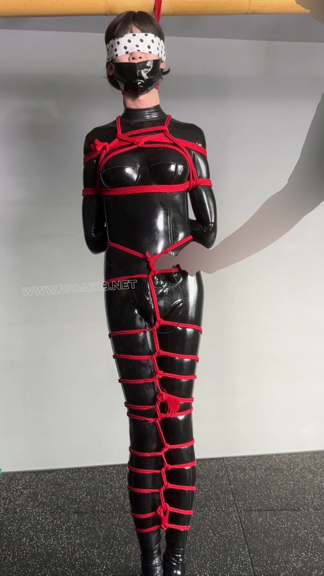胶衣女郎跳弹放置，堵嘴蒙眼严厉鼻责 预览图 16