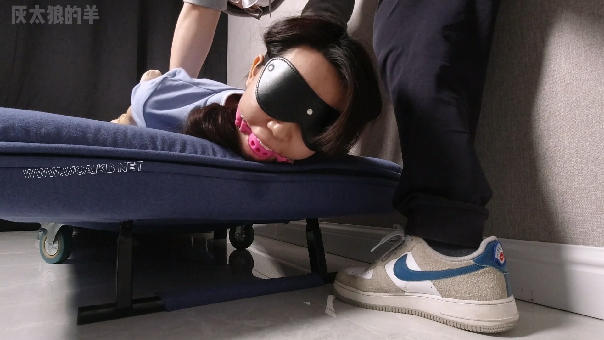 00后妹妹口咬筷子玩游戏+皮鞭伺候