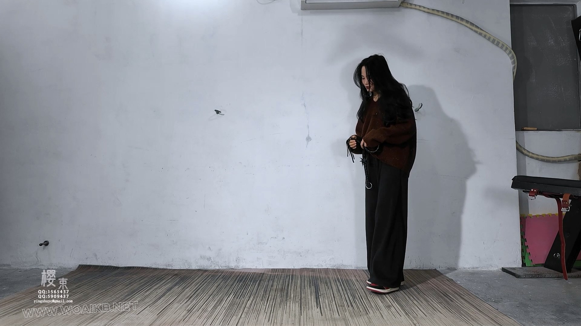 纯洁女侠为救妹妹只能妥协沦为歹徒玩物！被捆绑跪着鞭打Y具深喉羞辱折磨！口球紧塞…