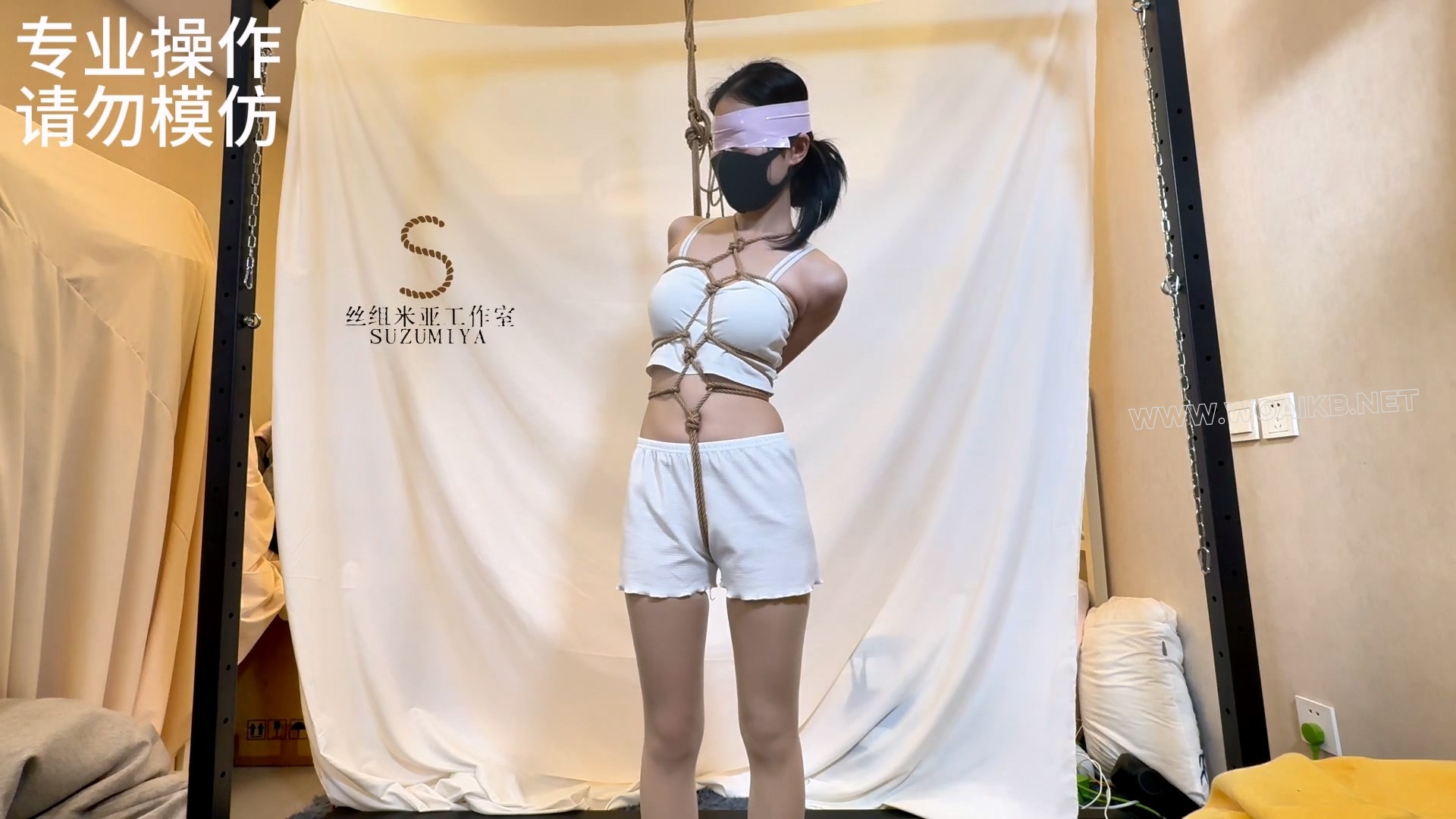 04后模特绳艺第二弹白色内衣+裹胸胶带手脚捆在一起的GC