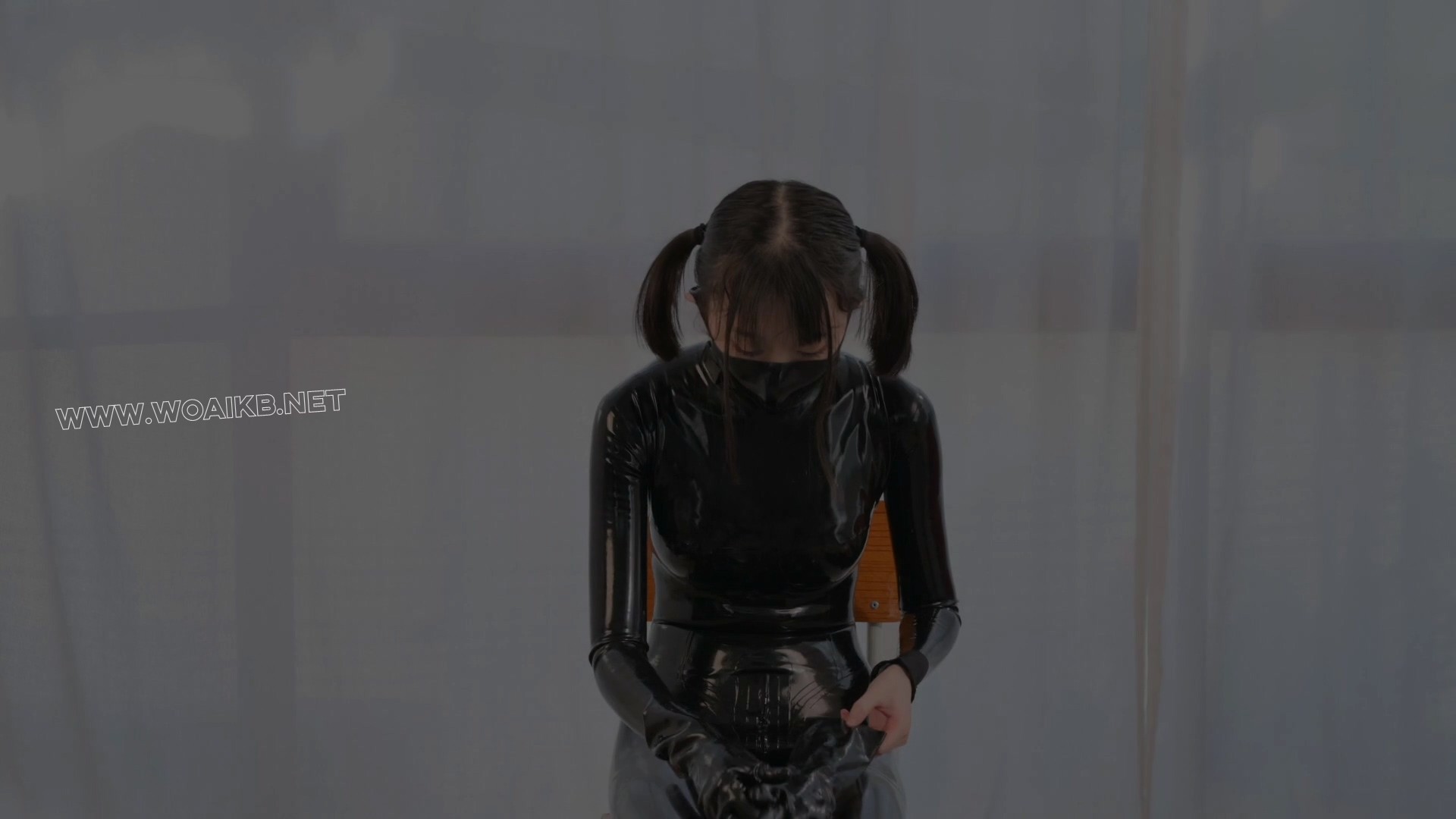 乳胶小姐姐的口笼放置与防毒面具呼吸瓶挑战 固定放置 拘束衣放置 装置拘束 乳胶 扼…