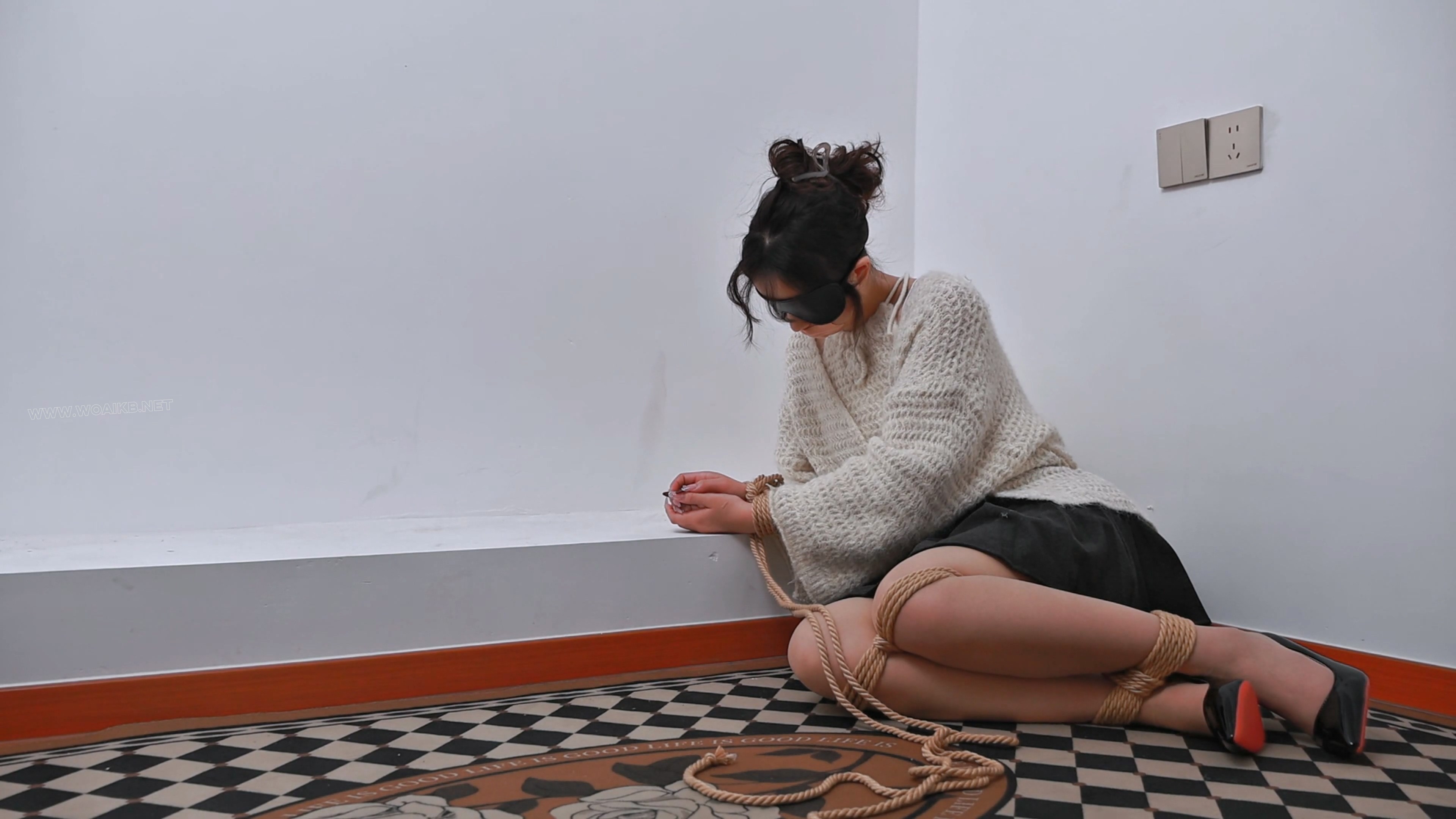 绑jia，囚禁，痛苦呻吟，玩弄抽打，无法反抗