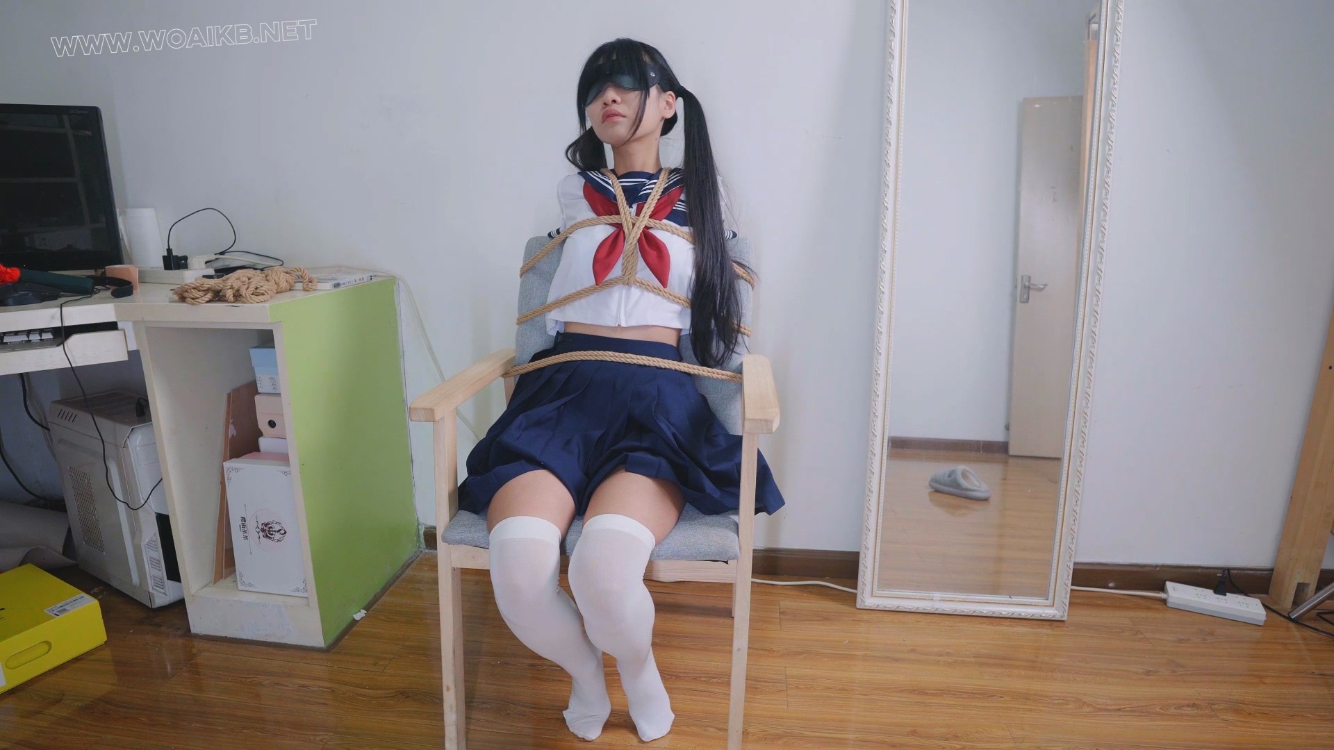 可爱双马尾萝莉，身着JK制服白丝，拘束于椅子之上M开腿震动调教