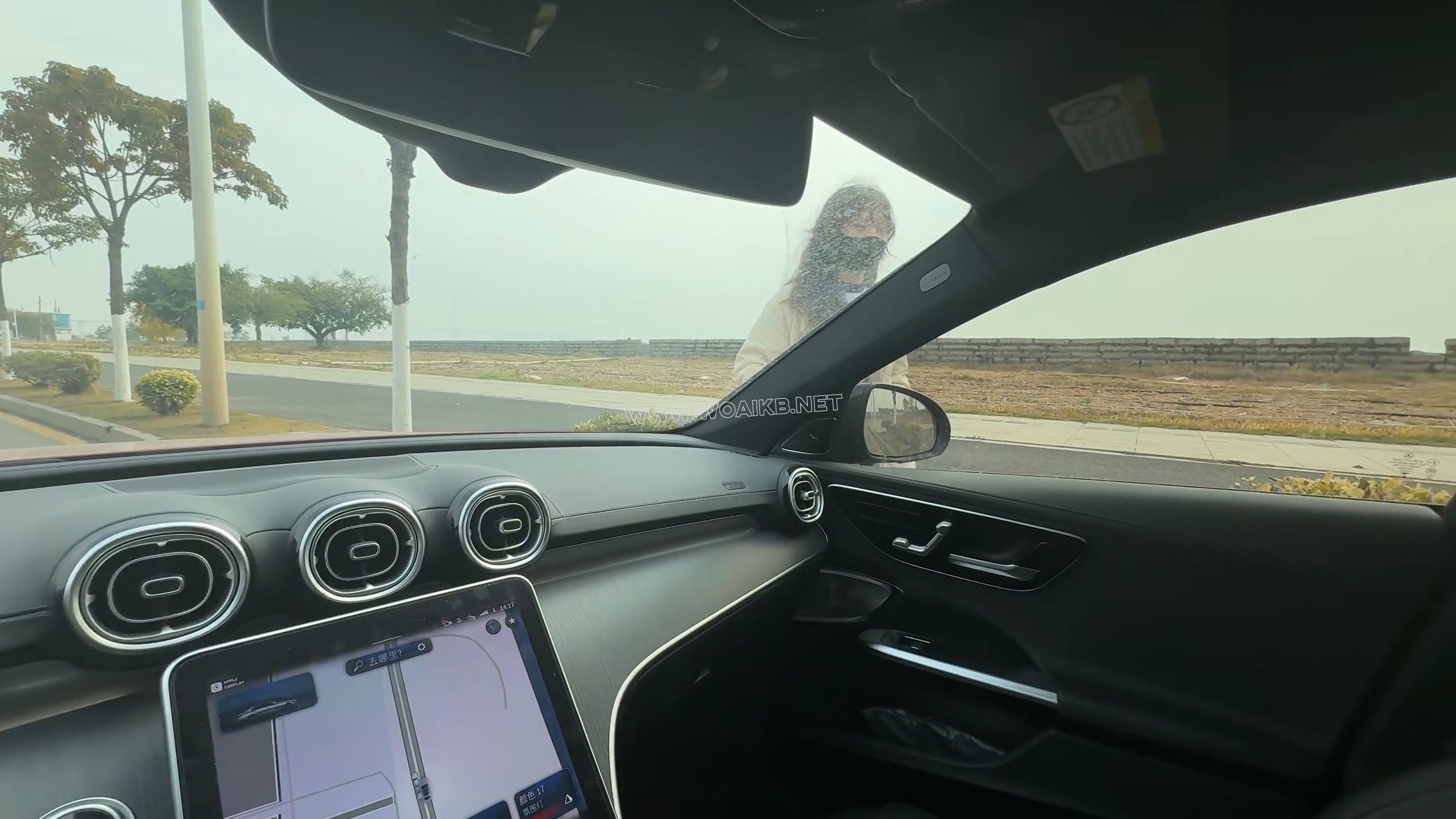 路边搭顺风车被捂晕，车上tk折磨，人来人往，路人也参与了进来