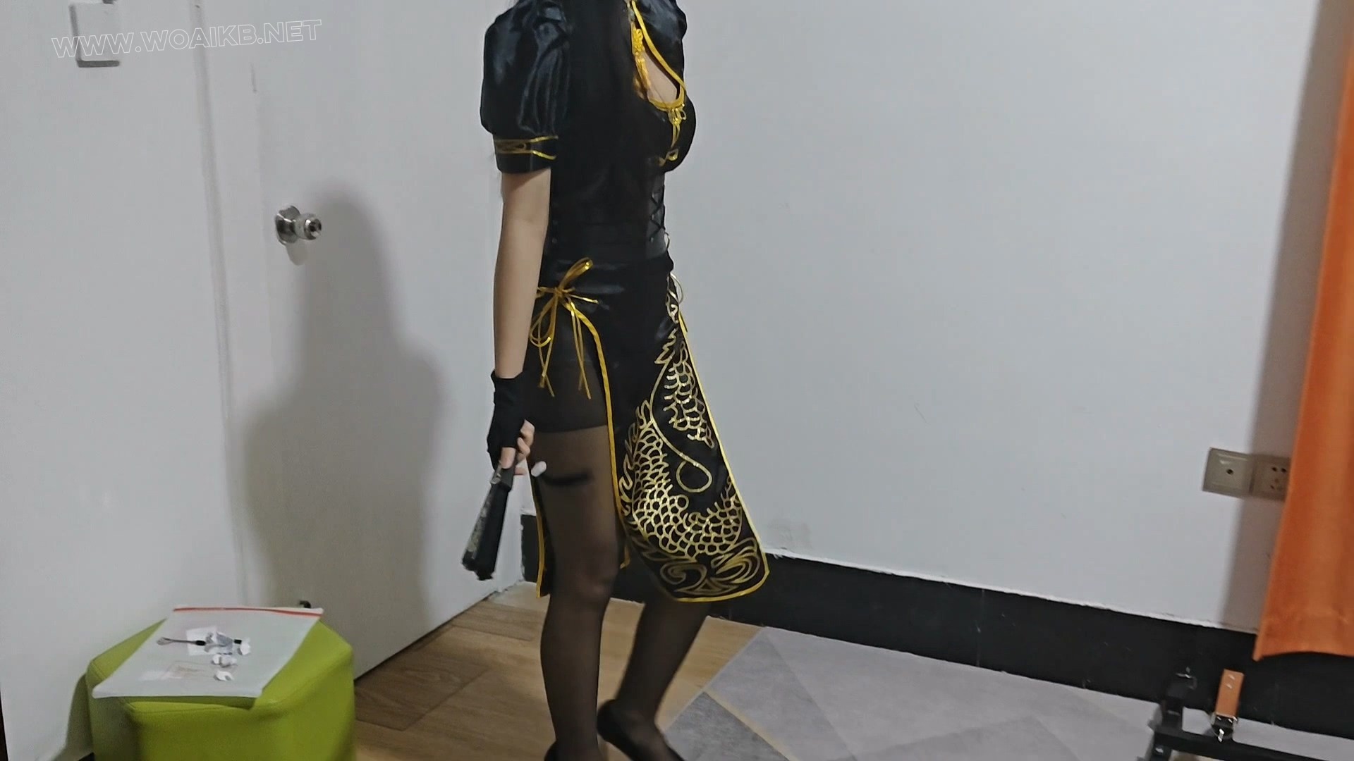 小清妹子在网上认识了个摄影师，这一天她穿好宁红夜的cos，去约好的地方见摄影师，…