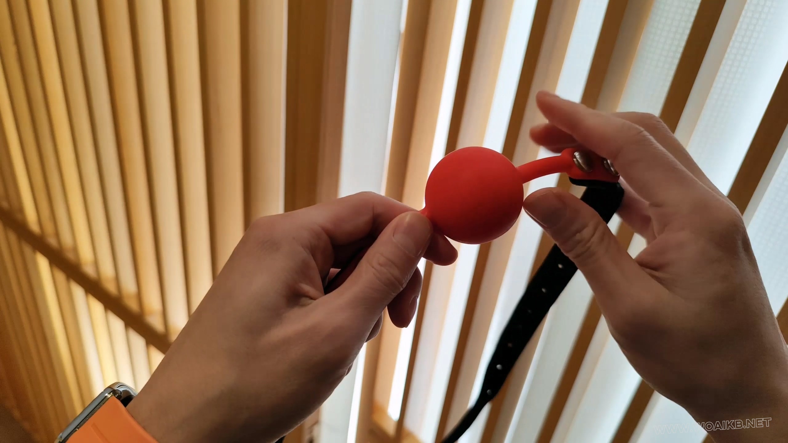 白色丝袜的可爱少女，很听话，乖乖的带好口球，任你摆布，呻吟着期待你摸遍全身，…