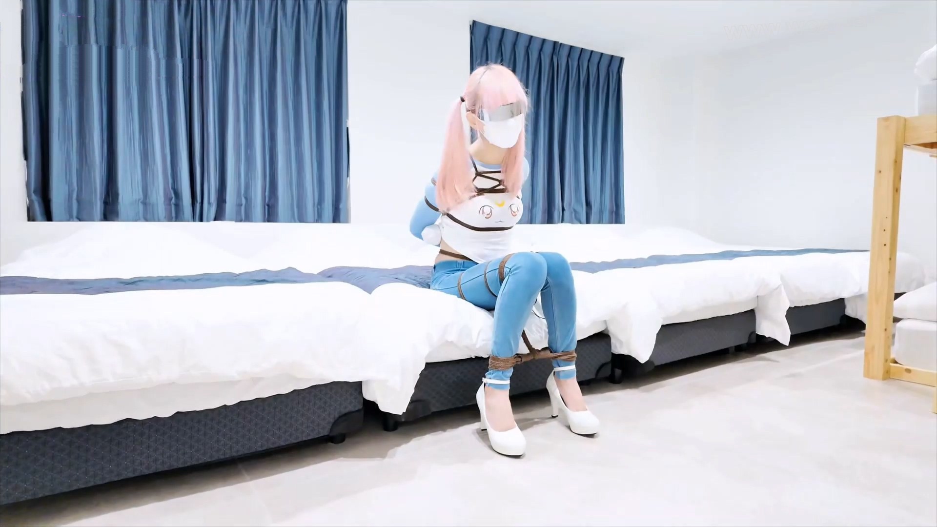 粉毛双马尾牛仔裤日常调教！粉丝点名很久了的超嫩裸足！日式紧缚，胶带包手 震动棒…