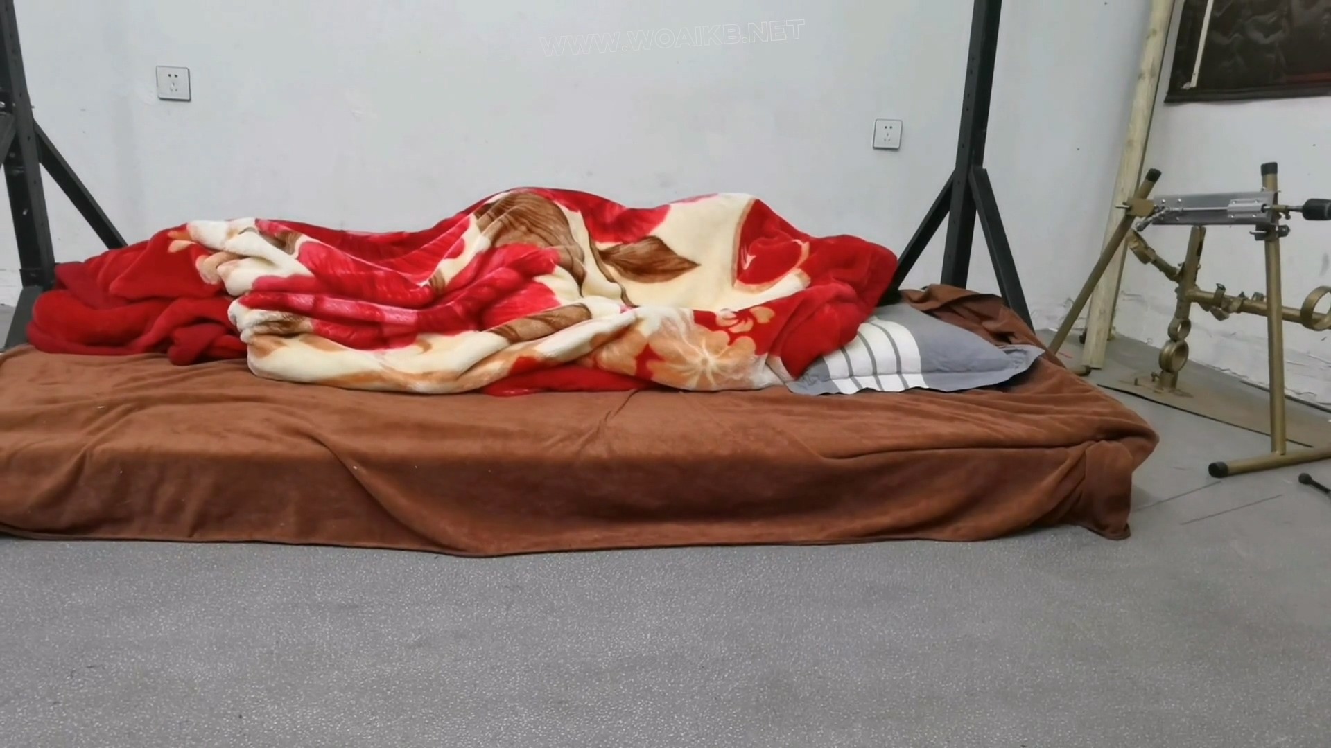 铁笼禁锢女无赖,强制G潮后,把灯拉灭后让女无赖幔慢挣扎去吧,是死是活听天由命吧