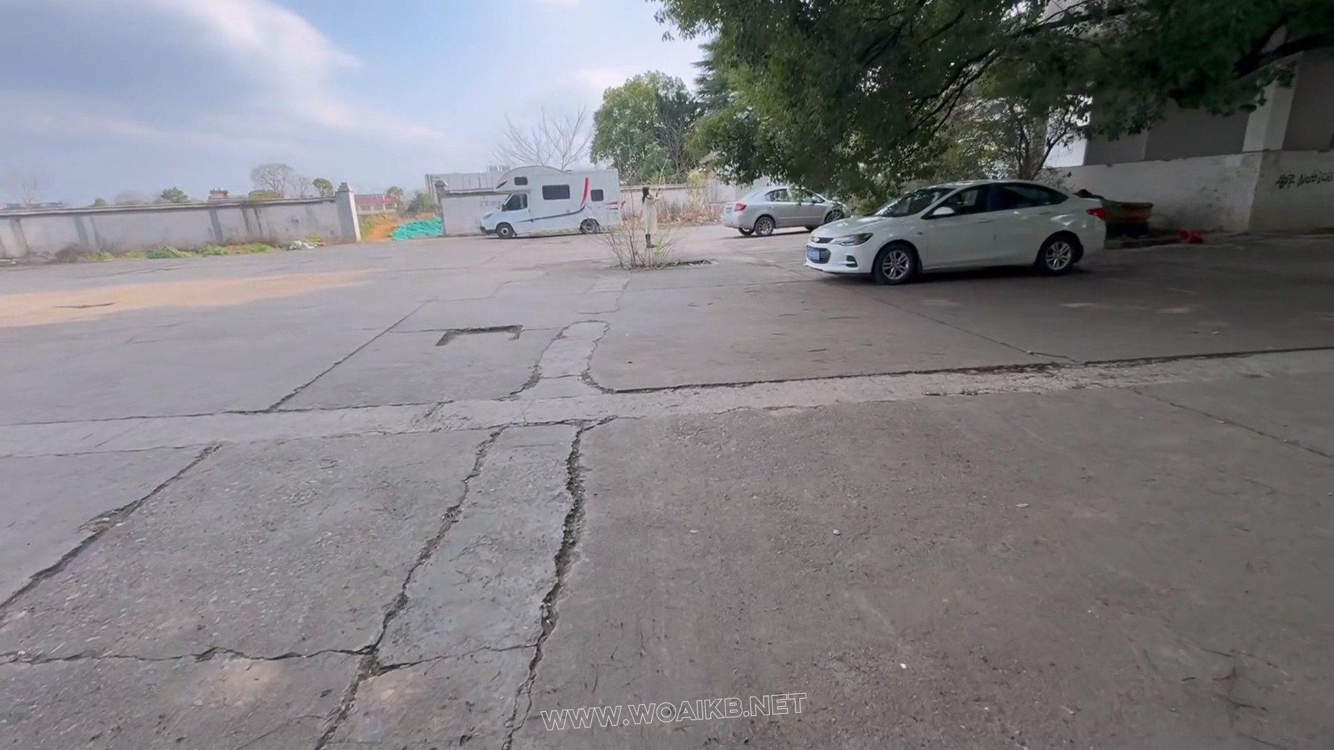 变态户外废墟尾随迷晕肉丝玩脚揉胸！ 罪恶尾随(4)