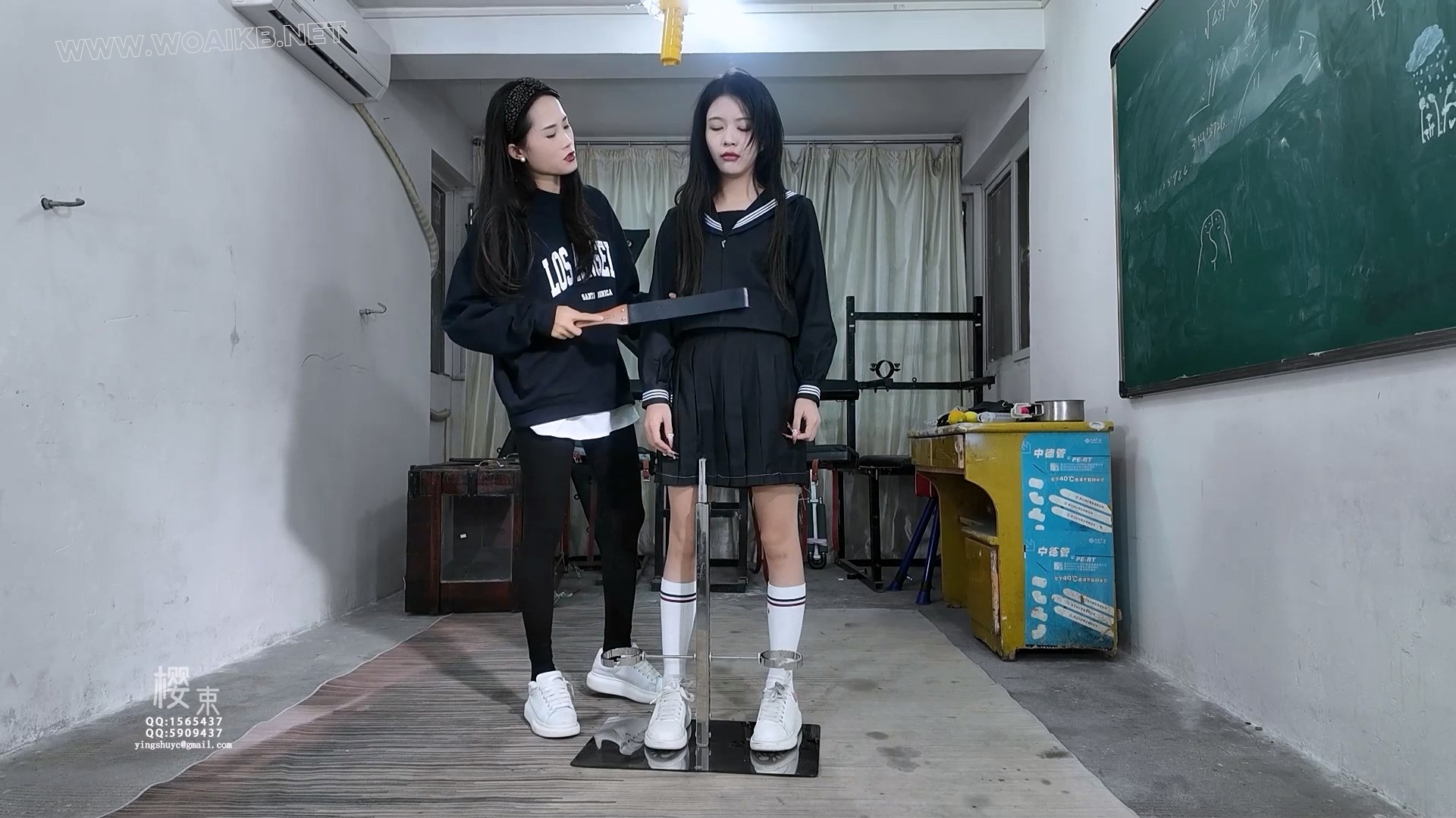 女学生欺负同学被报复！开腿直臂吊缚棒棒皮鞭羞耻折磨！开口器开口强灌柠檬汁口水…