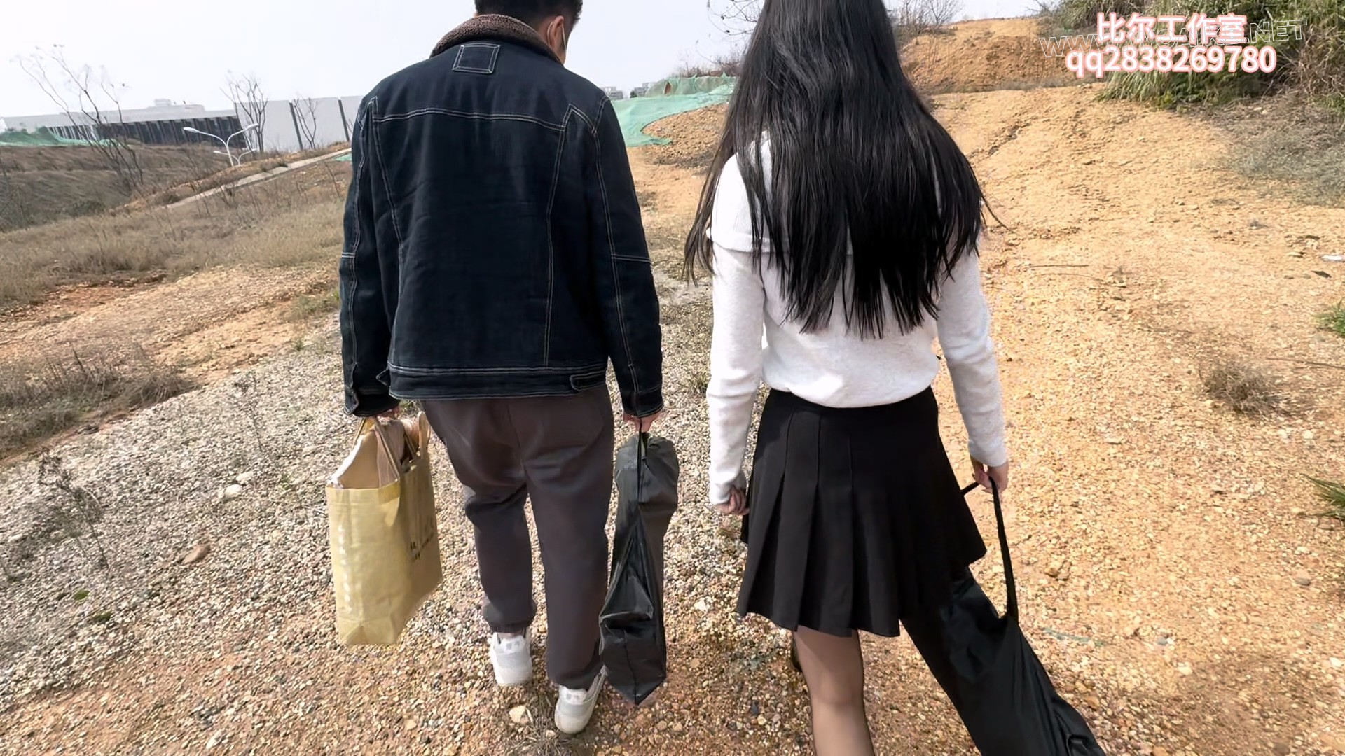 双变态男捂晕伸出魔爪 男同事的魔爪