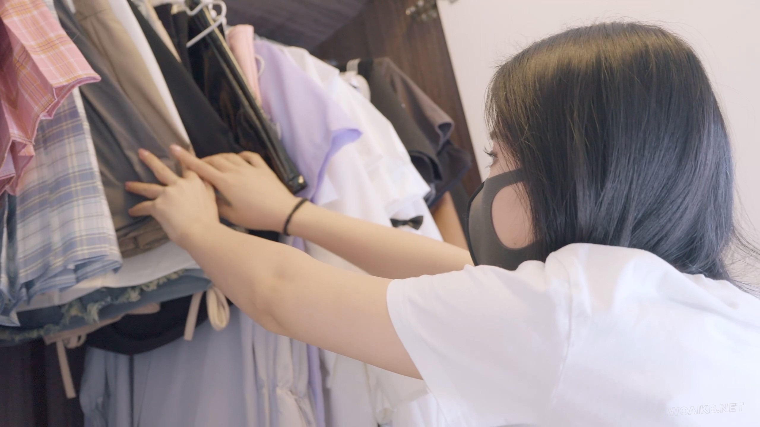 《调教女M5》美女外出散步被跟踪捂晕,醒来已被驷马绑好+棒棒羔潮+丝袜勒嘴叠加胶…