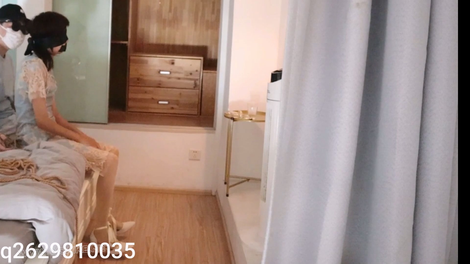 短发旗袍肉丝高跟少女小B（本本） 高挑旗袍厚肉丝，绑好后抱起来放到壁橱里玩弄敏…