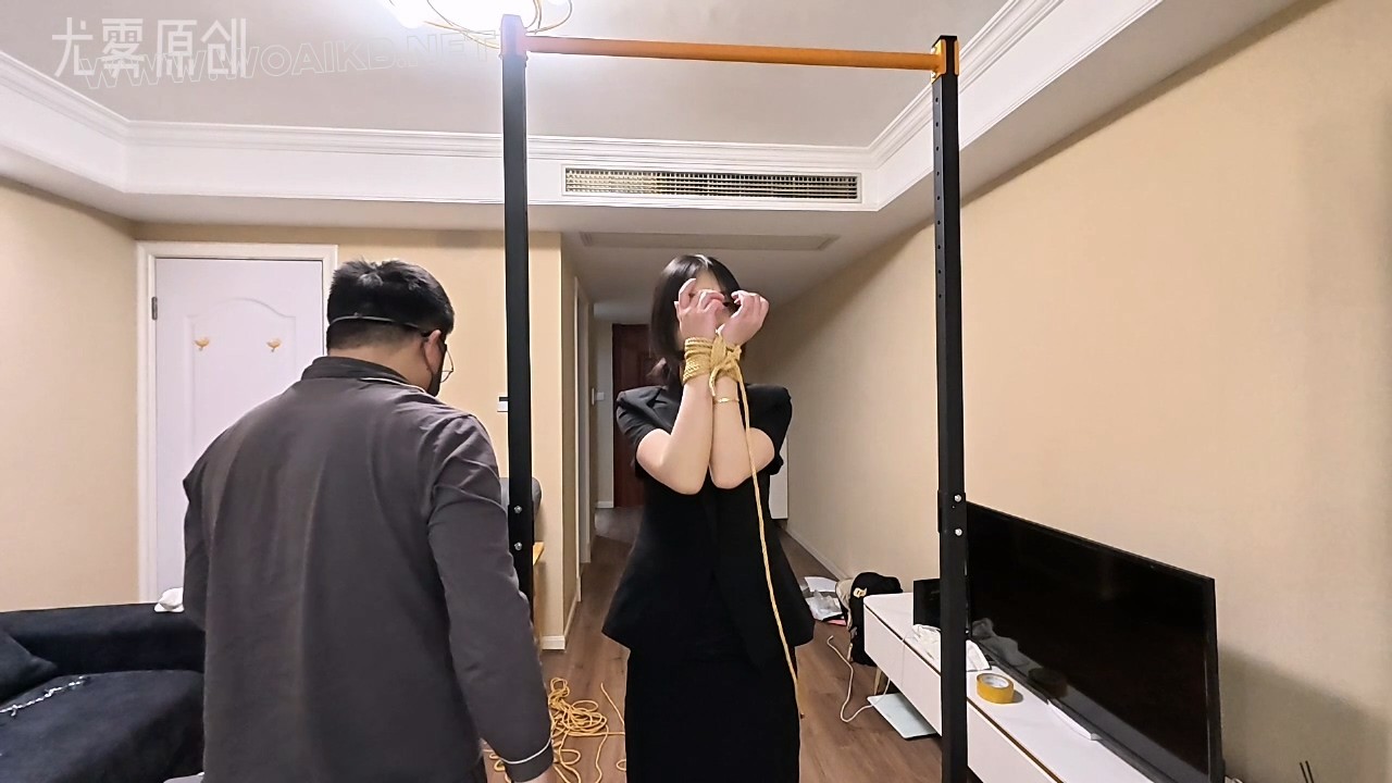 单腿吊口球震动调教 单腿吊口球震动调教，先双手直吊，再蒙眼 调教，震动调到最大…