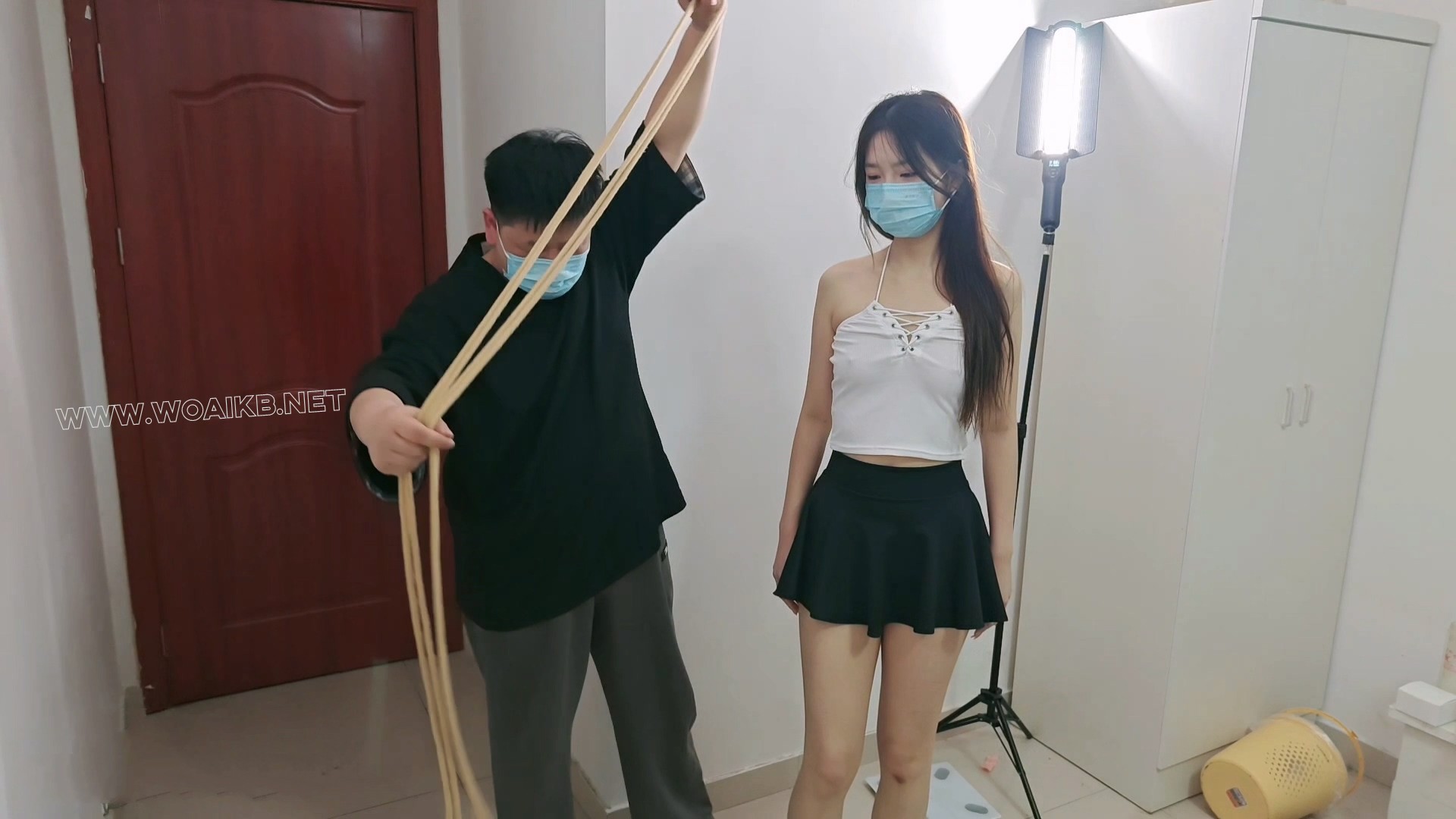 新模特桃桃 身高177 大长腿 第一次拍摄调教 真空 揉胸 打屁股 最后 扣出水了