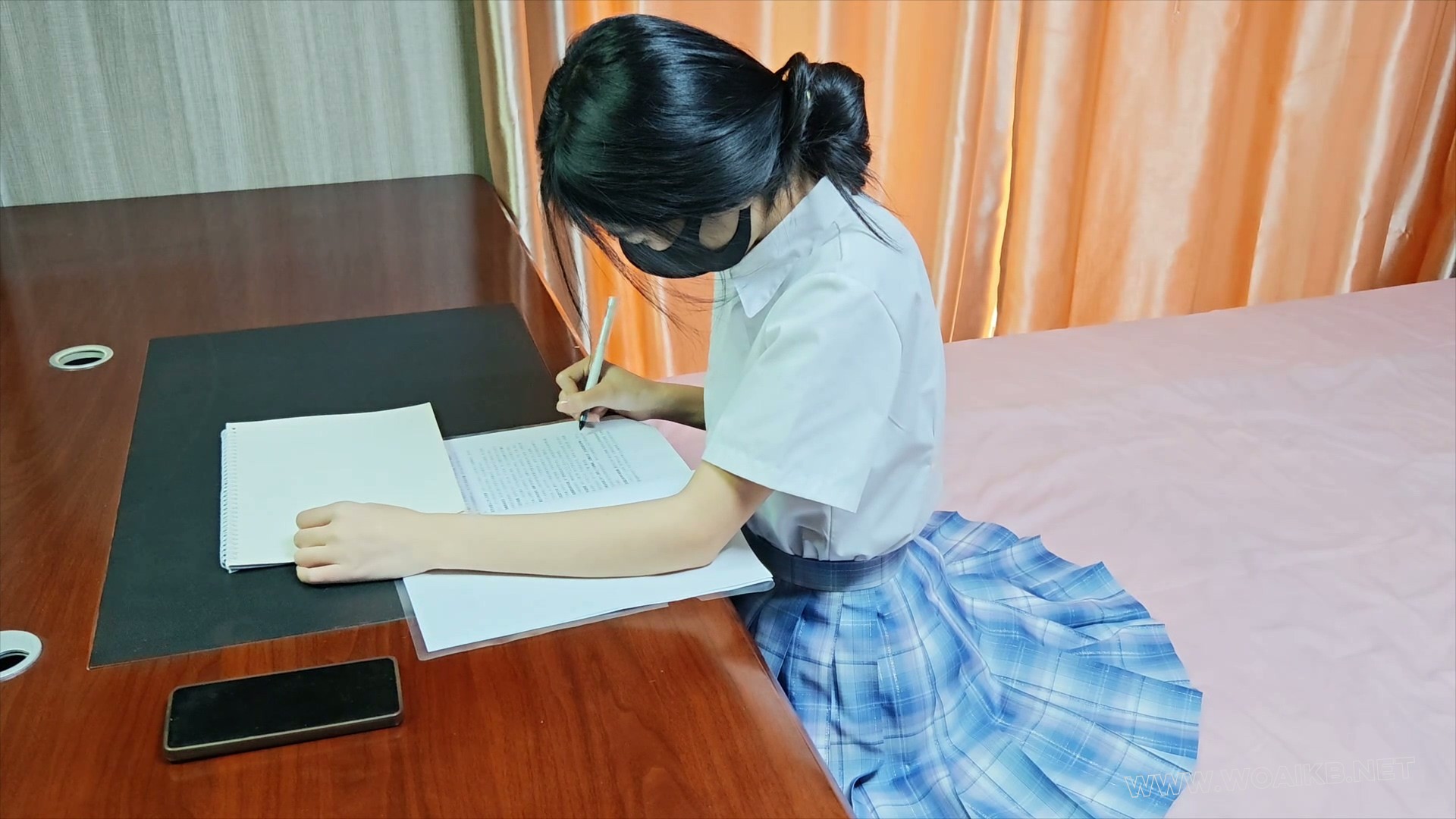 定拍汤圆惩罚犯错的女学生