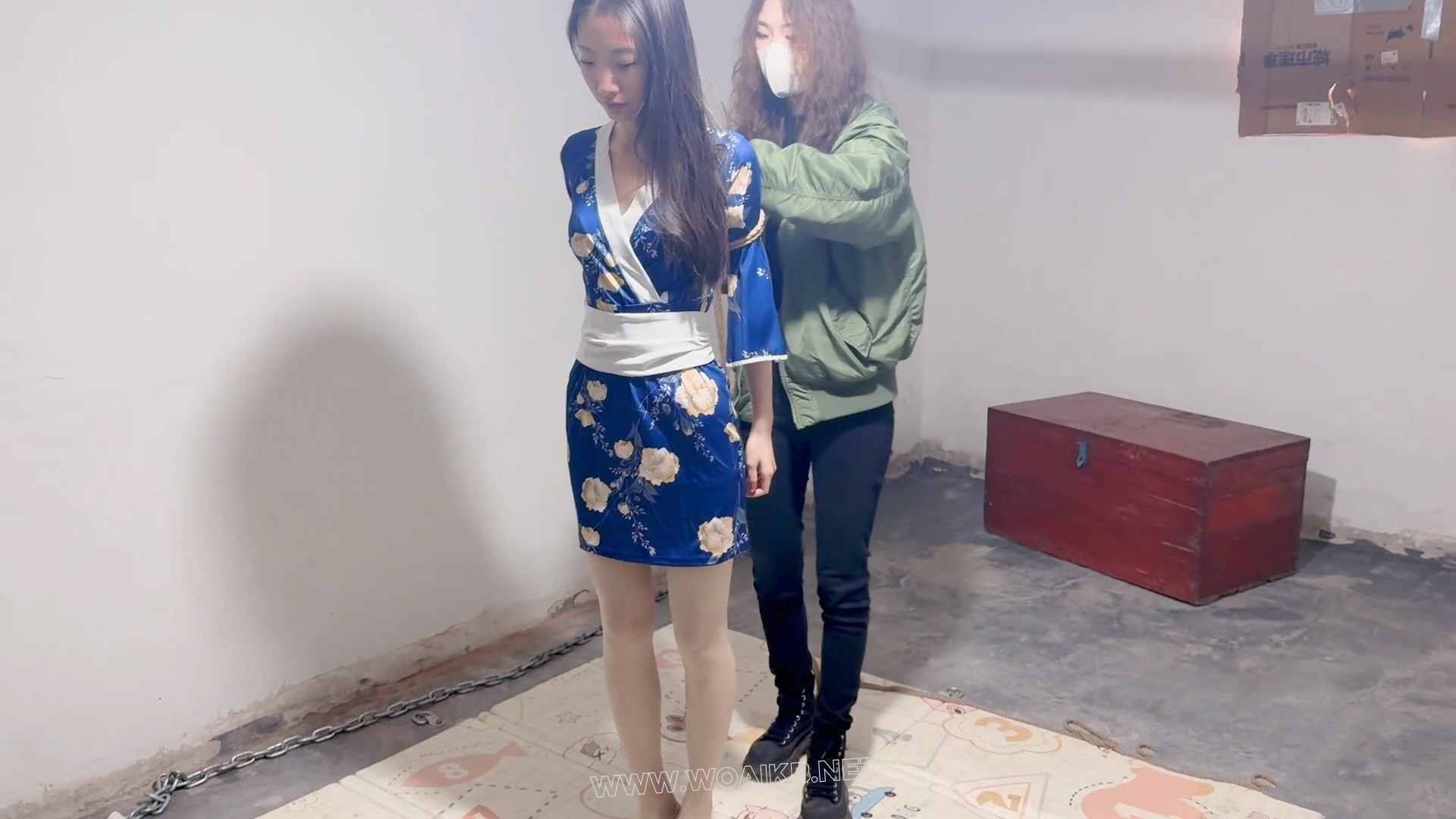 来自定拍粉丝哥哥的灵感 水儿和媚娘把书瑶直臂捆绑戴上直臂单手套,有用绳子固定在…